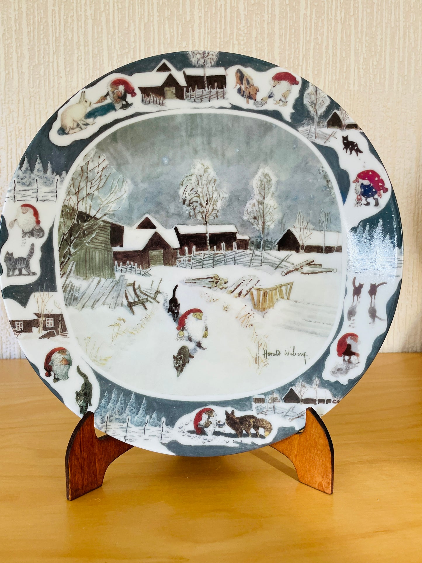 Guld Kroken/ゴールド.クローケン/Jul Tallrik/クリスマスプレート/Harald Wiberg/ハーラルド.ヴィーベリ/Tomten & Katterna/トムテと猫ちゃんたち