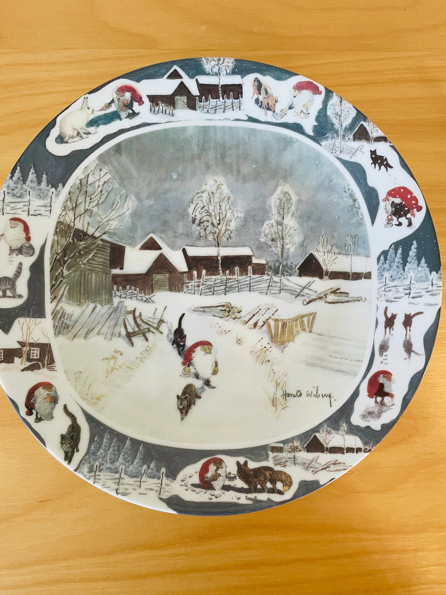 Guld Kroken/ゴールド.クローケン/Jul Tallrik/クリスマスプレート/Harald Wiberg/ハーラルド.ヴィーベリ/Tomten & Katterna/トムテと猫ちゃんたち