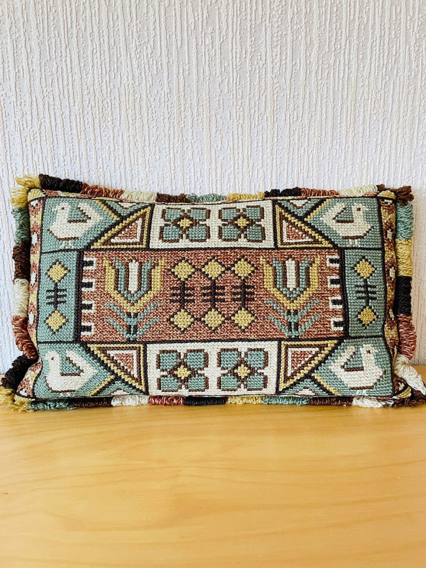 北欧伝統手工芸/トヴィスト刺繍/クッション