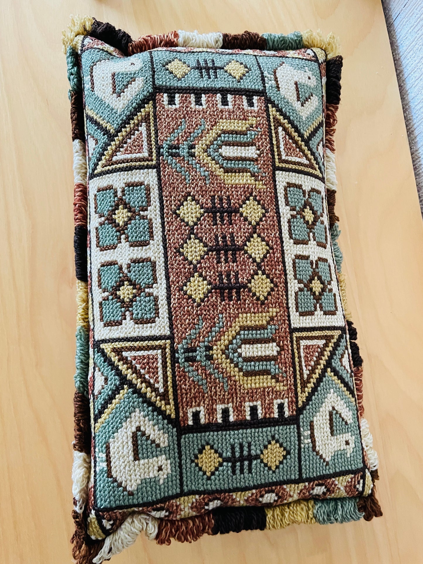 北欧伝統手工芸/トヴィスト刺繍/クッション