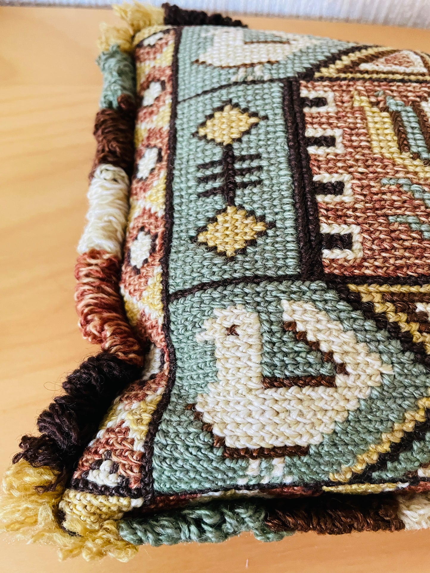 北欧伝統手工芸/トヴィスト刺繍/クッション