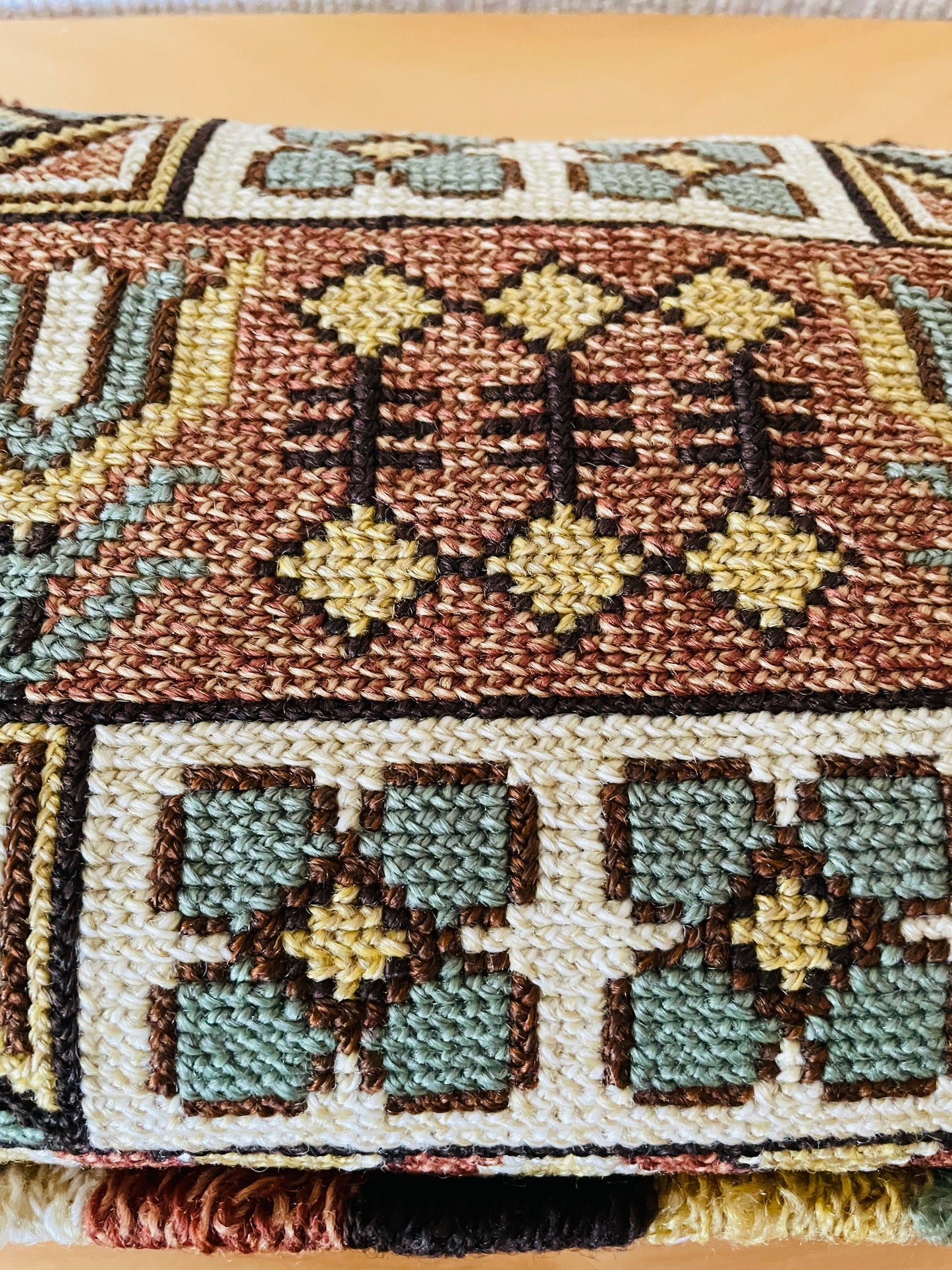 北欧伝統手工芸/トヴィスト刺繍/クッション