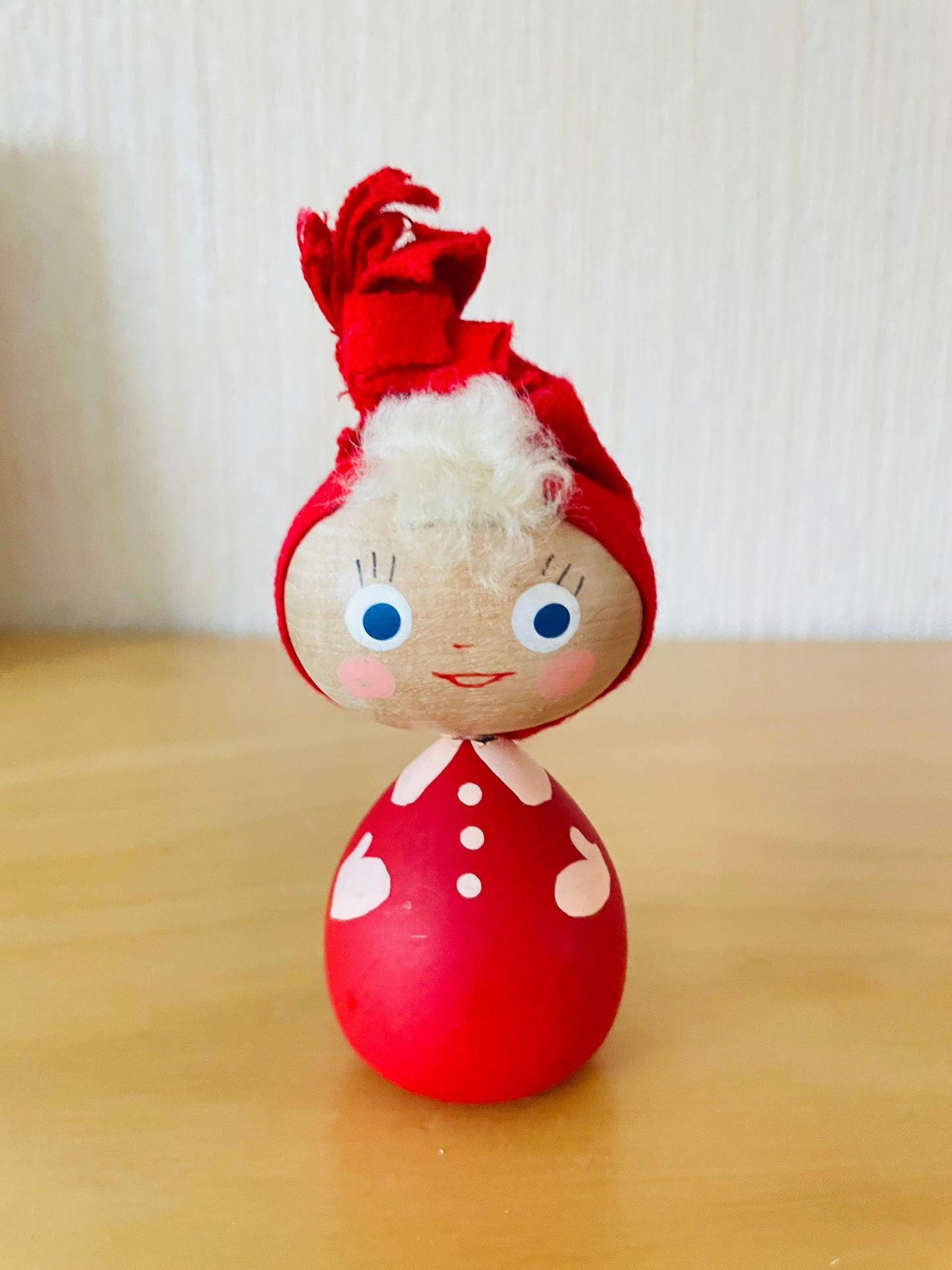 北欧のクリスマス/Svensk Hemslöjd/ニッせの女の子/木製人形