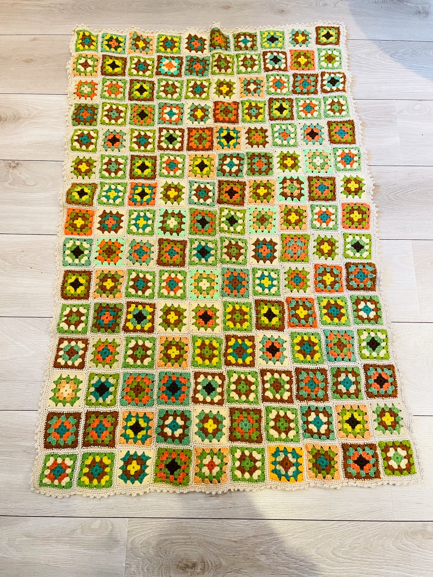 北欧手工芸/Mormors Rutor/手編みの膝掛け/パッチワーク/174cm x 74cm