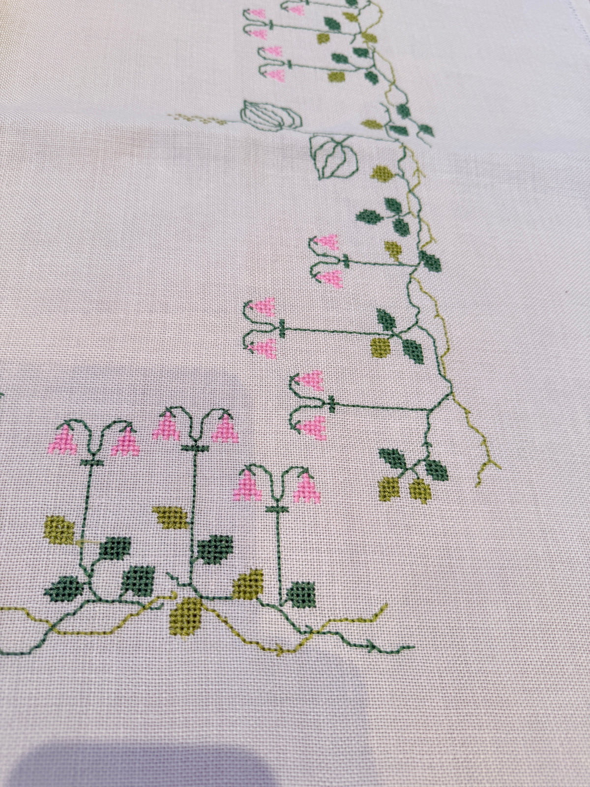 北欧刺繍のテーブルクロス/リンネソウのお花リネン地/84cm x 84xm