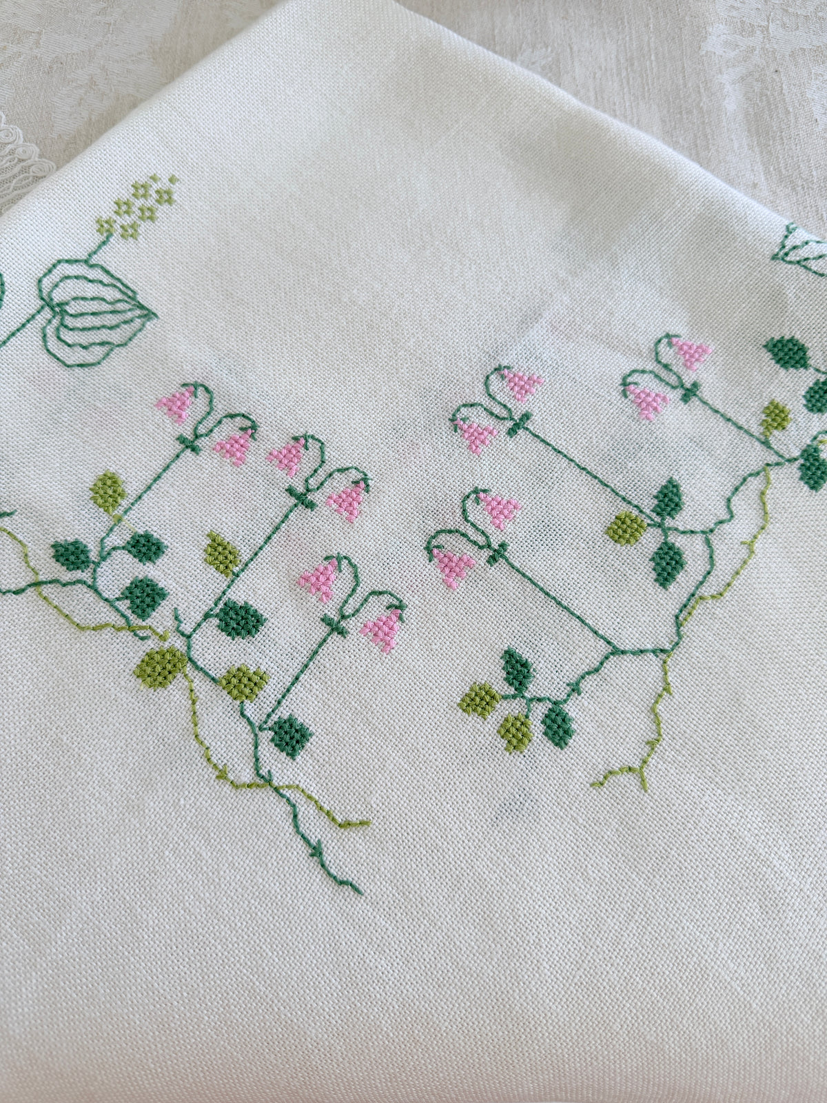 北欧刺繍のテーブルクロス/リンネソウのお花リネン地/84cm x 84xm