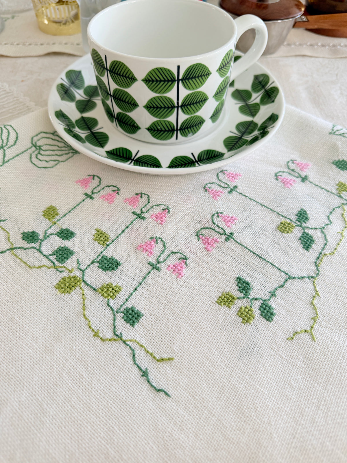 北欧刺繍のテーブルクロス/リンネソウのお花リネン地/84cm x 84xm