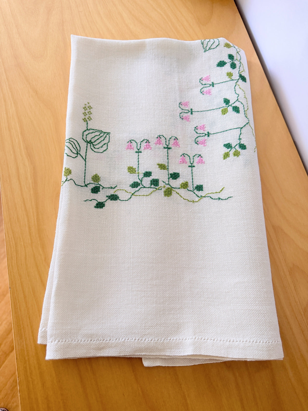 北欧刺繍のテーブルクロス/リンネソウのお花リネン地/84cm x 84xm