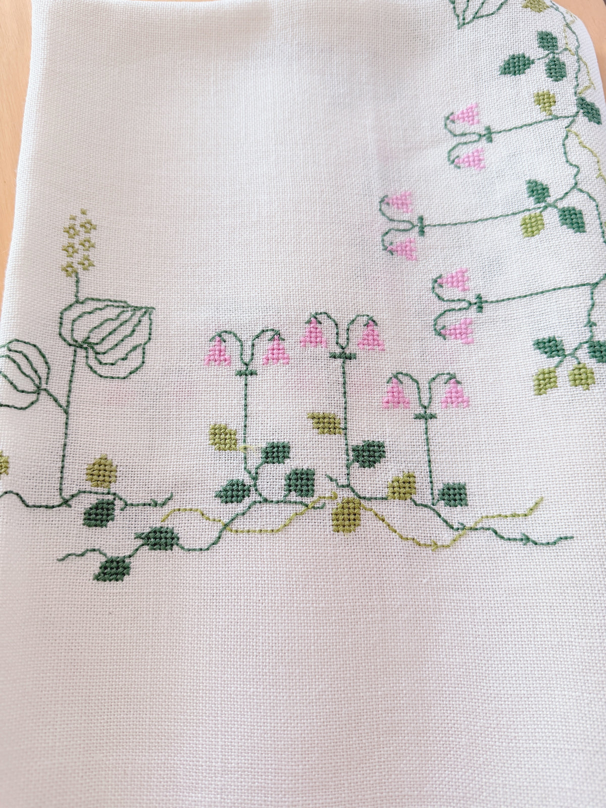 北欧刺繍のテーブルクロス/リンネソウのお花リネン地/84cm x 84xm