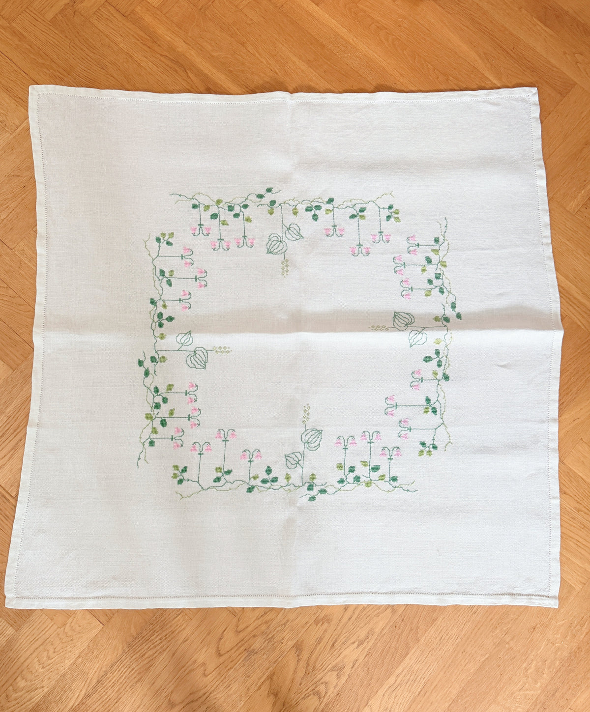 北欧刺繍のテーブルクロス/リンネソウのお花リネン地/84cm x 84xm
