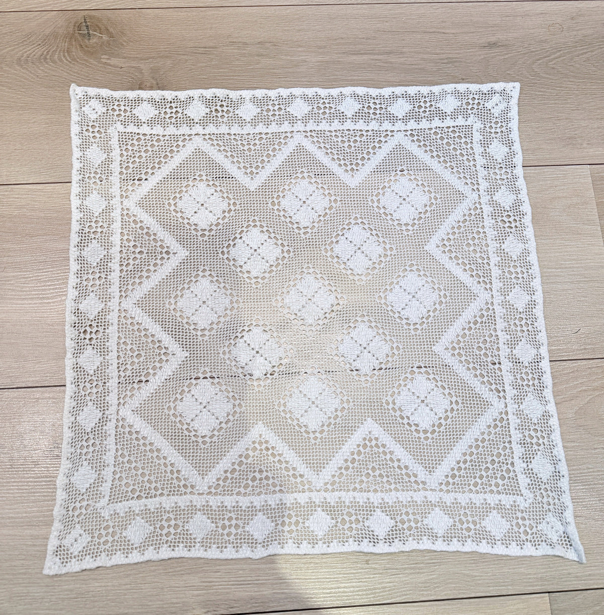 北欧伝統手芸品/Näversöm/ネーバースム/テーブルクロス/45cm x 45cm