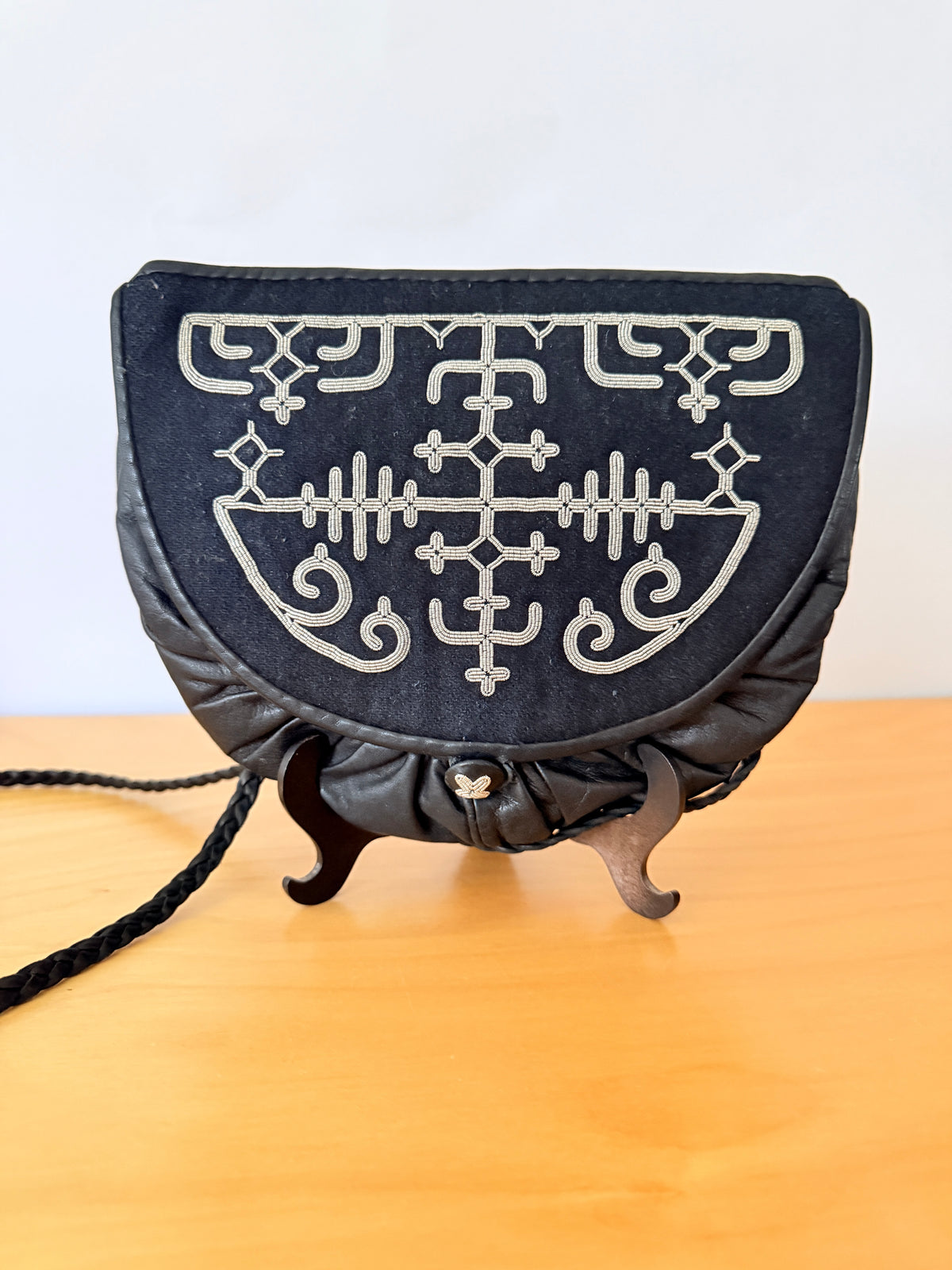 Sameslöjd/北スウエーデンサーミ伝統手工芸品/トナカイ革のバッグ/ブラック/Nr.1