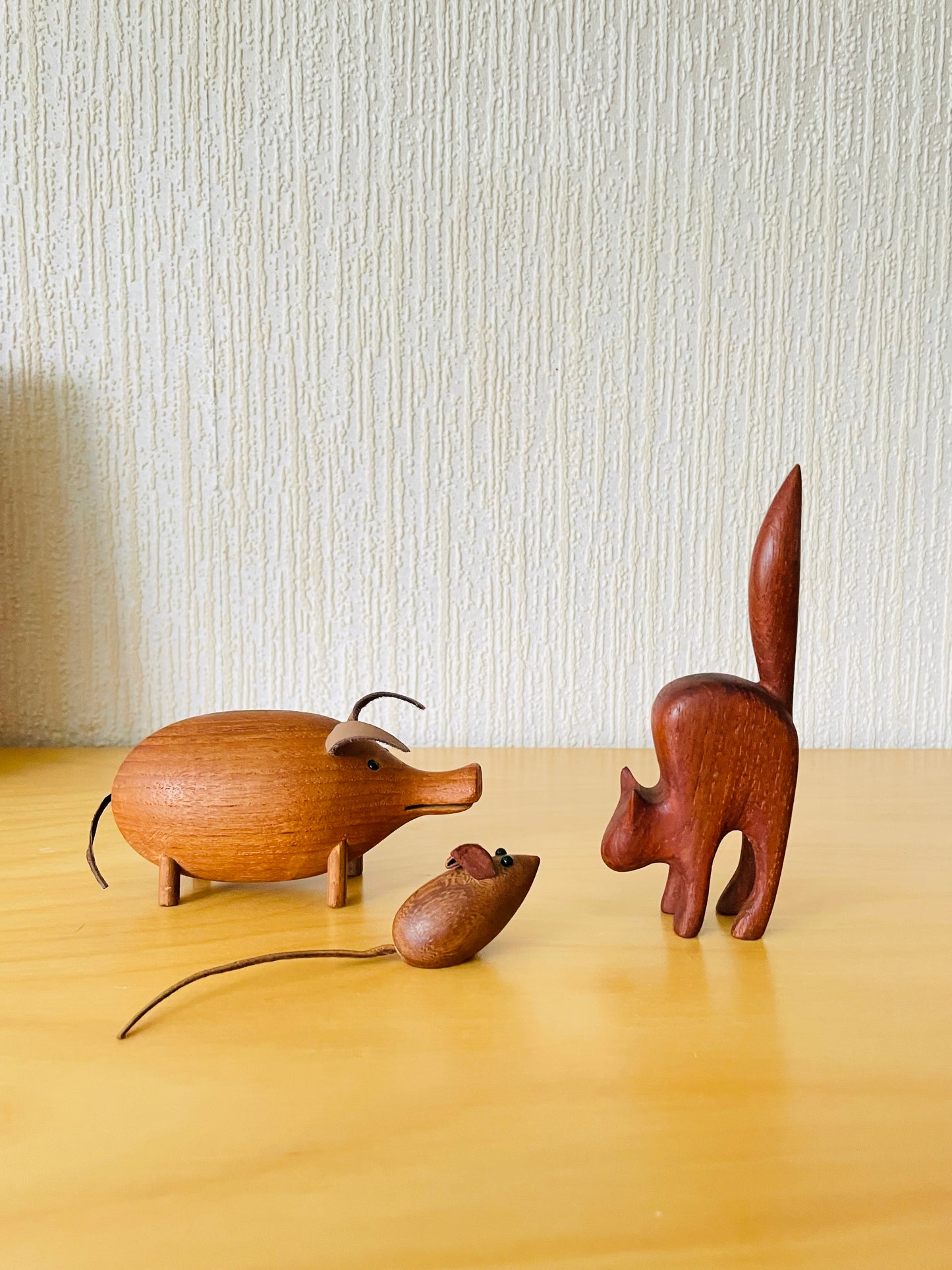 Objekt i teak, katt