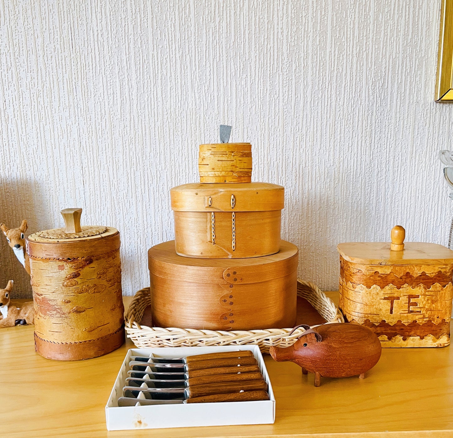 Nordiskt traditionellt hantverk / Svepask / Oval ask med lock