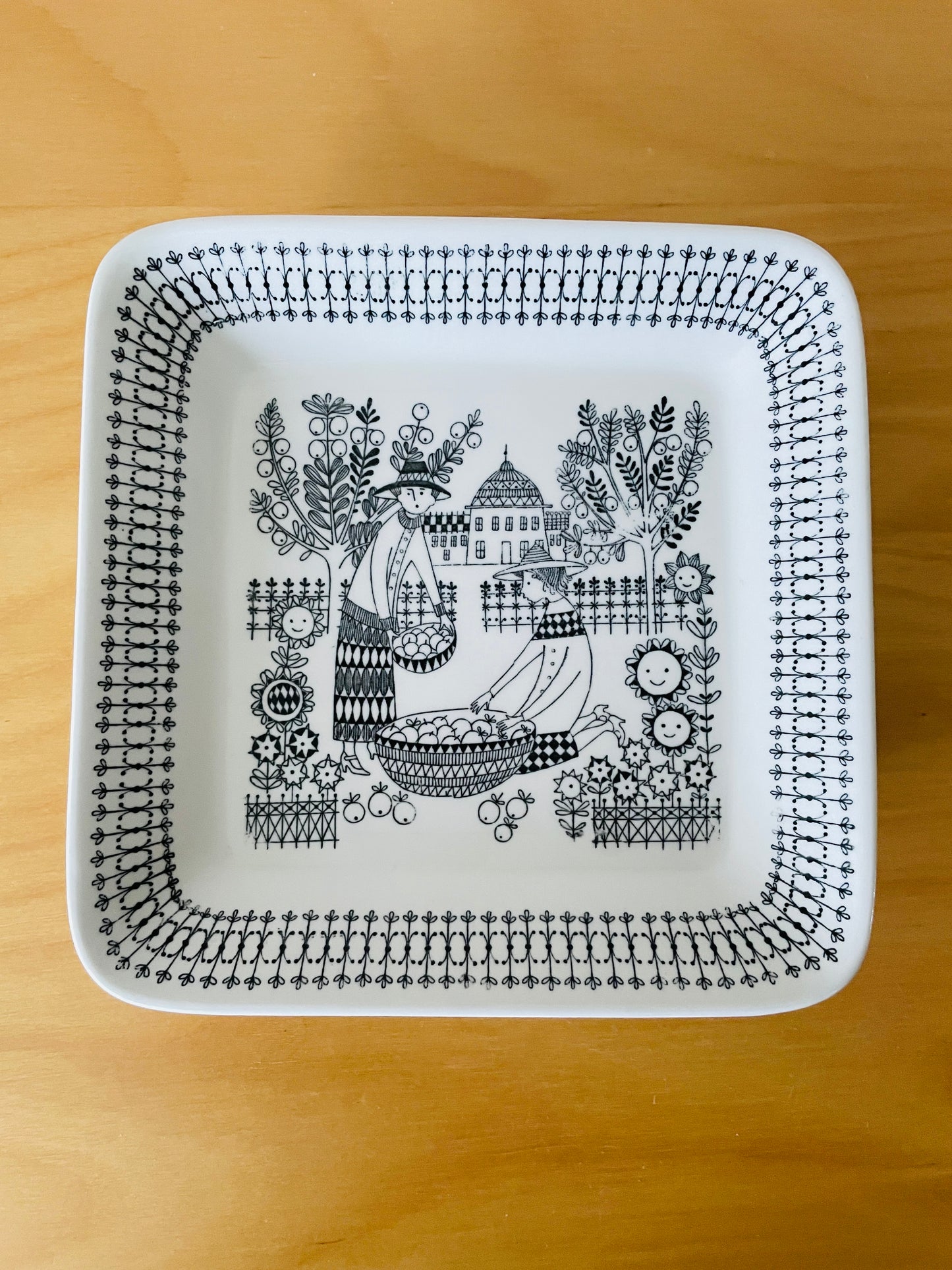 Arabia/Arabia/Raija Uosikkinen/Raija Uosikkinen/Emilia/Emilia/Square/Decorative Plate