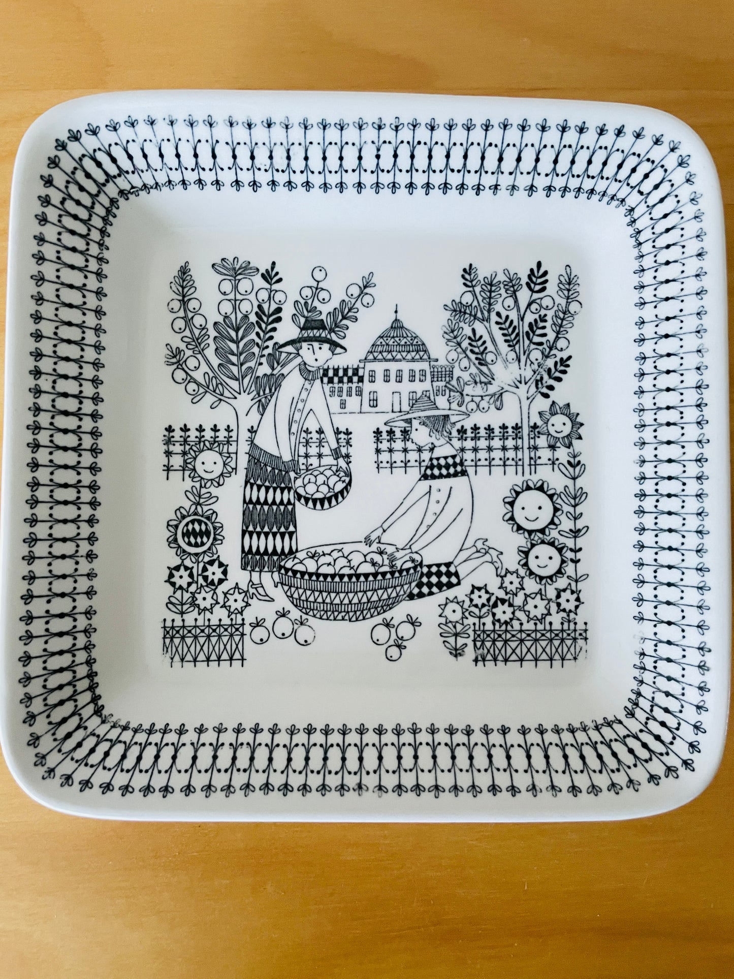 Arabia/Arabia/Raija Uosikkinen/Raija Uosikkinen/Emilia/Emilia/Square/Decorative Plate