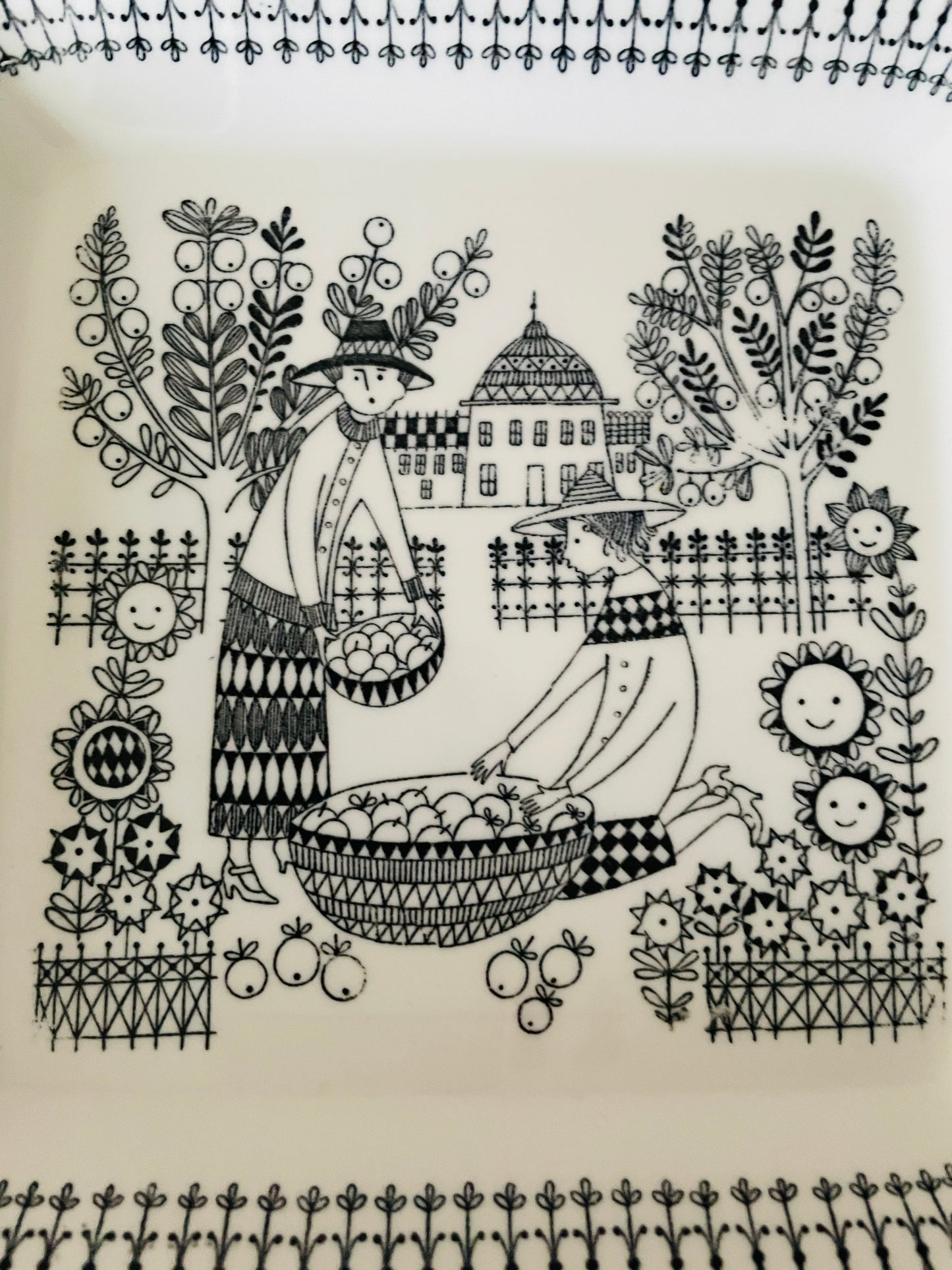 Arabia/Arabia/Raija Uosikkinen/Raija Uosikkinen/Emilia/Emilia/Square/Decorative Plate