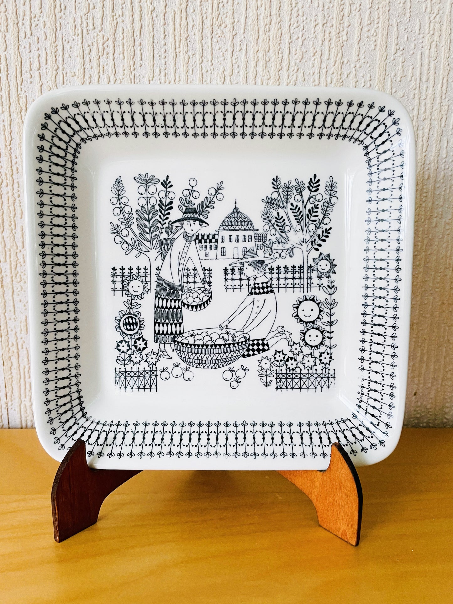 Arabia/Arabia/Raija Uosikkinen/Raija Uosikkinen/Emilia/Emilia/Square/Decorative Plate