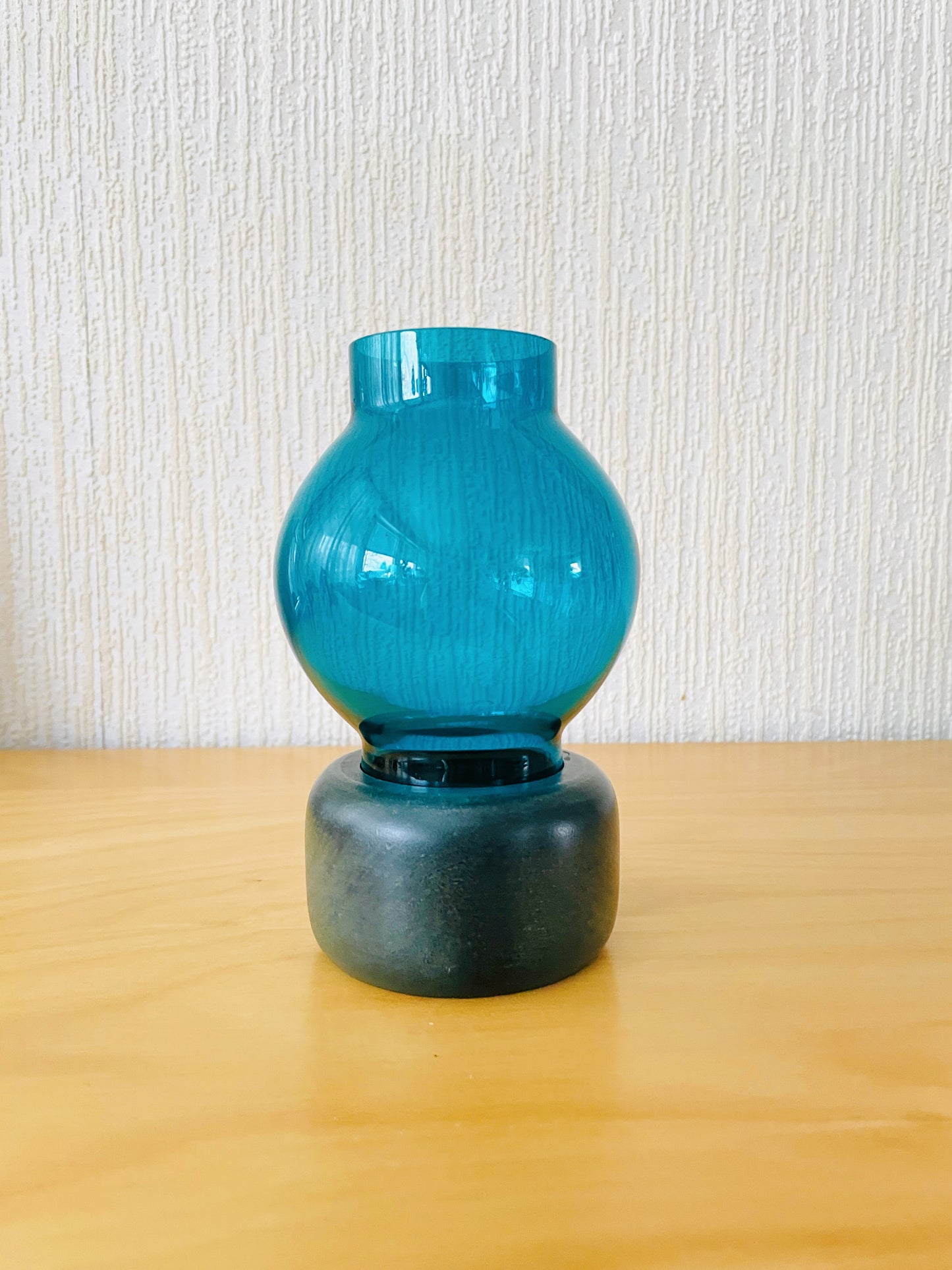Karl Holmberg/Karl Holmberg/Ljusstake i glas med träfot/Turkosblå