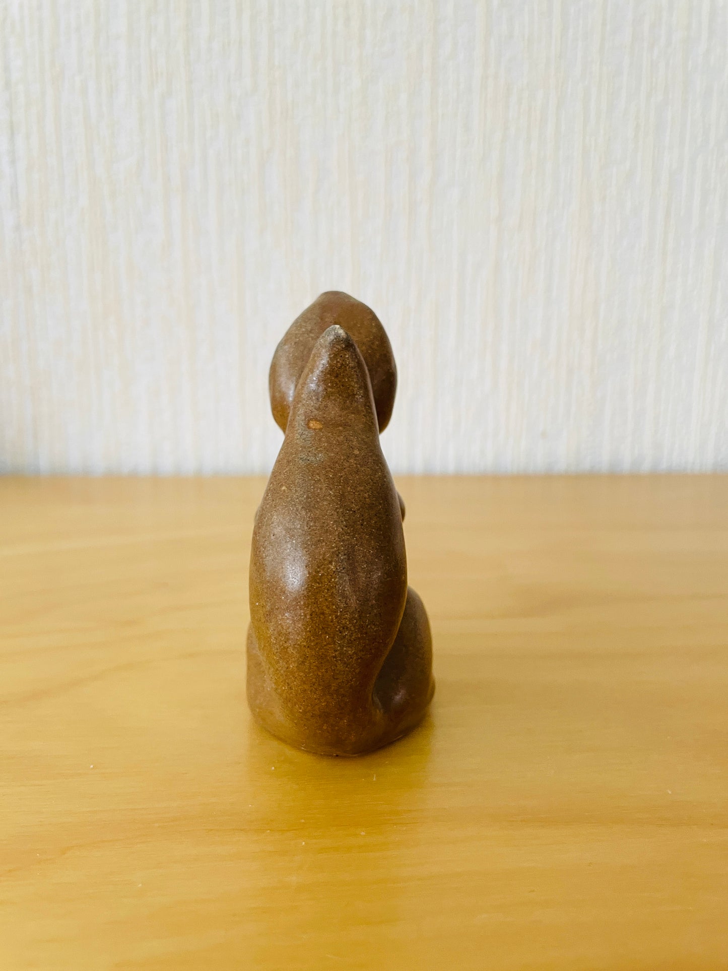 北欧ヴィンテージ/どんぐりを持っている小さなリスさん