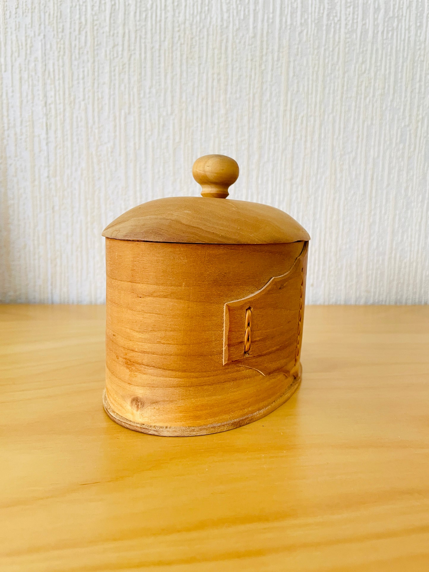 Scandinavian traditional handicraft / Svepask / Storage box with lid
