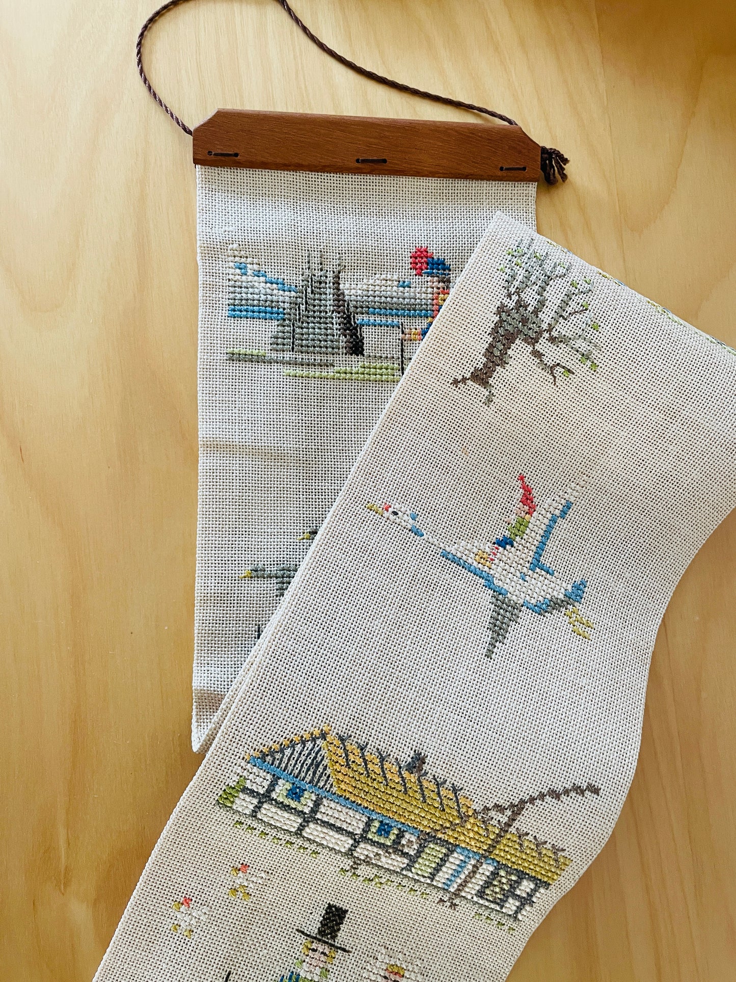 北欧ヴィンテージ/北欧刺繍タペストリー/ニルスの不思議な旅/チークの留め具付き/ロング/108cm