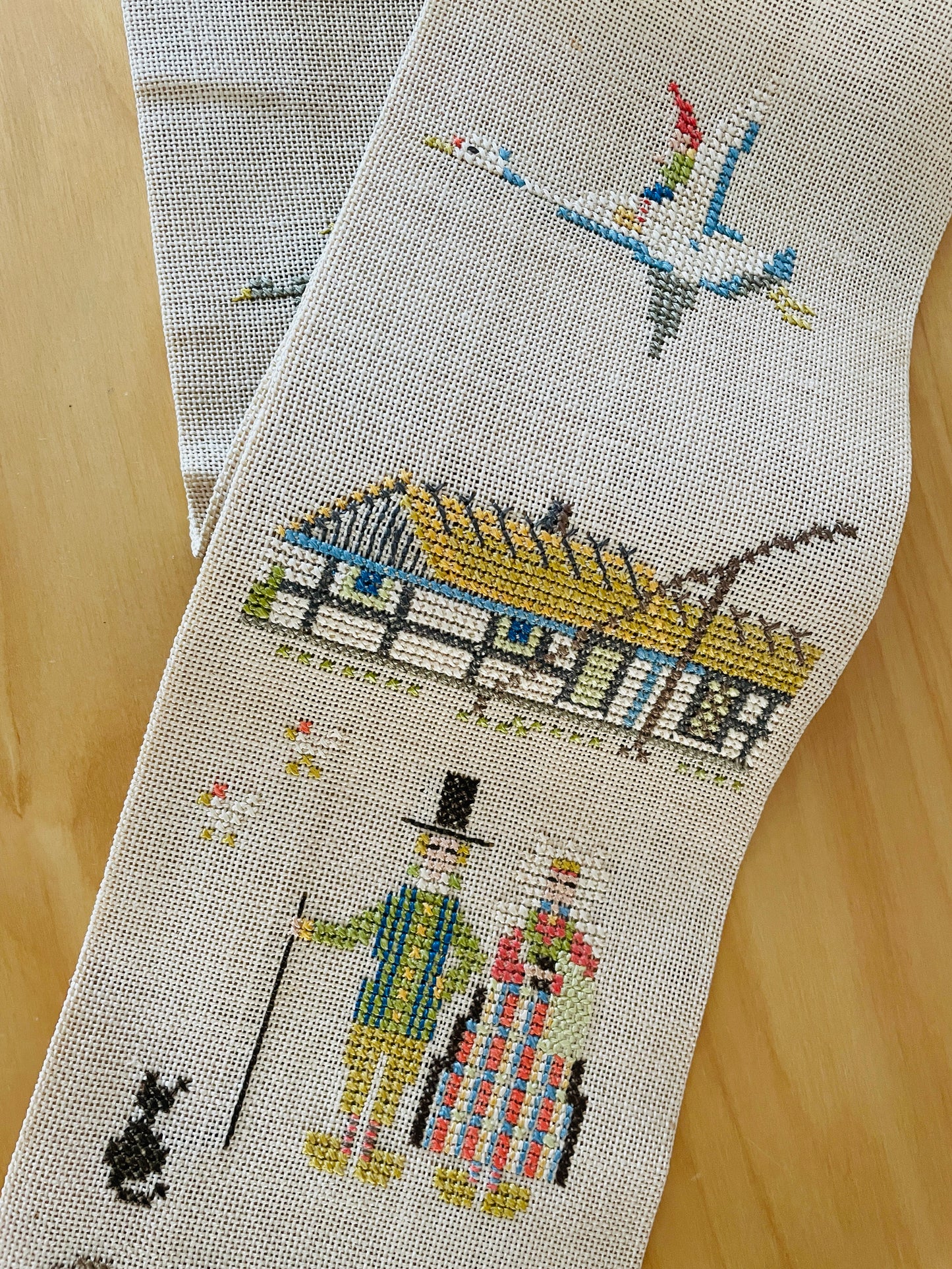 北欧ヴィンテージ/北欧刺繍タペストリー/ニルスの不思議な旅/チークの留め具付き/ロング/108cm