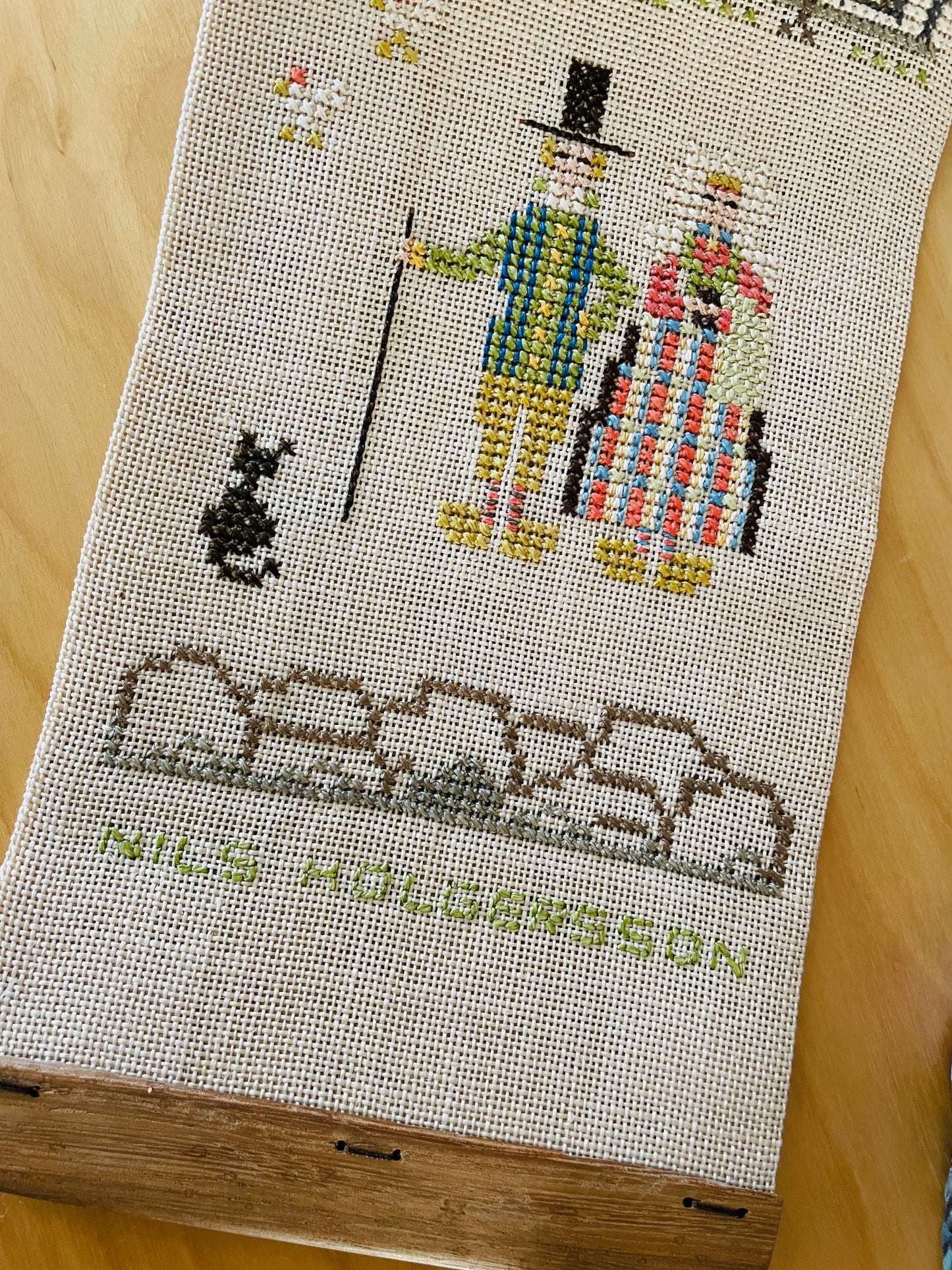 北欧ヴィンテージ/北欧刺繍タペストリー/ニルスの不思議な旅/チークの留め具付き/ロング/108cm