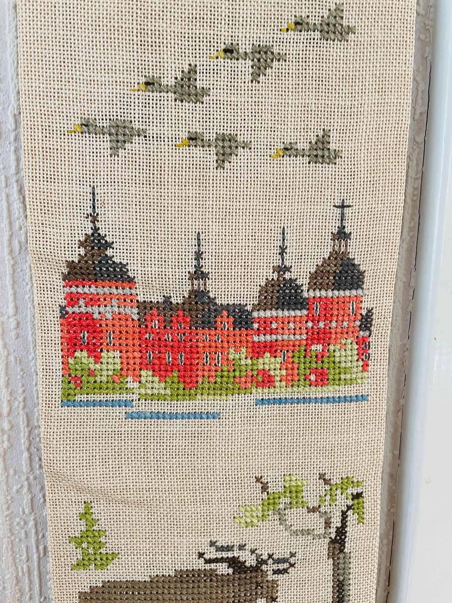 北欧ヴィンテージ/北欧刺繍タペストリー/ニルスの不思議な旅/チークの留め具付き/ロング/108cm