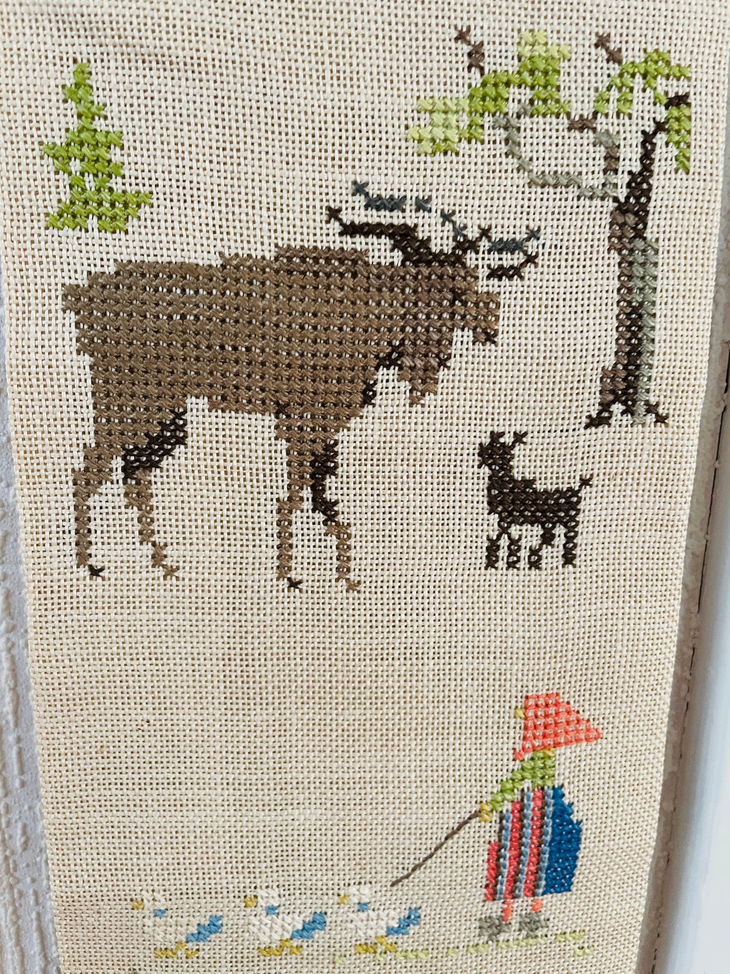 北欧ヴィンテージ/北欧刺繍タペストリー/ニルスの不思議な旅/チークの留め具付き/ロング/108cm