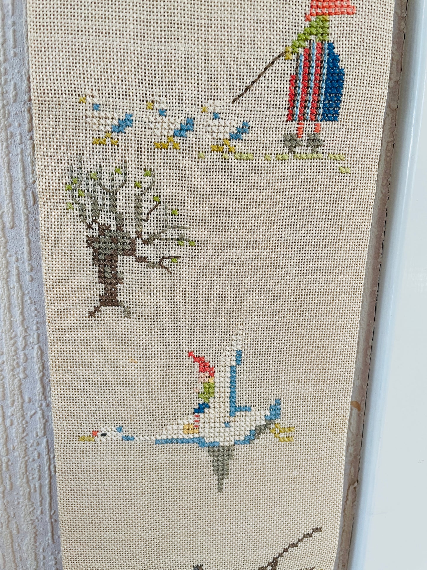 北欧ヴィンテージ/北欧刺繍タペストリー/ニルスの不思議な旅/チークの留め具付き/ロング/108cm