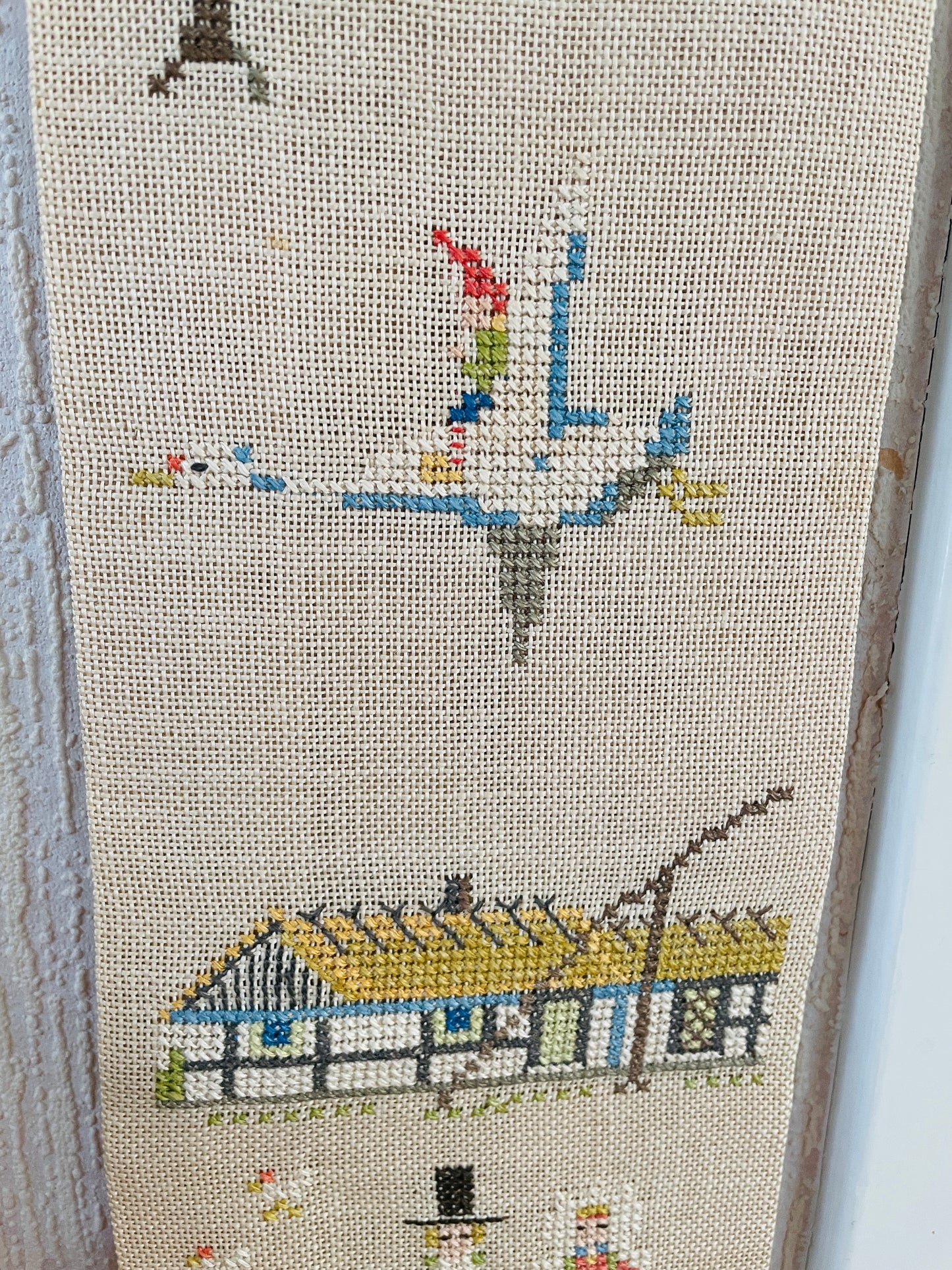 北欧ヴィンテージ/北欧刺繍タペストリー/ニルスの不思議な旅/チークの留め具付き/ロング/108cm