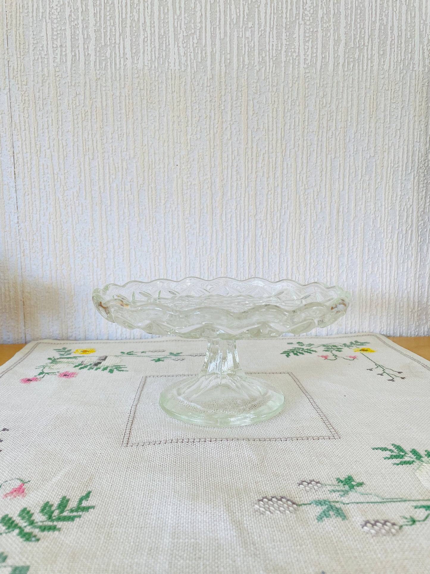 Scandinavian Handicraft Vintage / Embroidery / Nordic Flowers / Linen / 40cm x 40cm