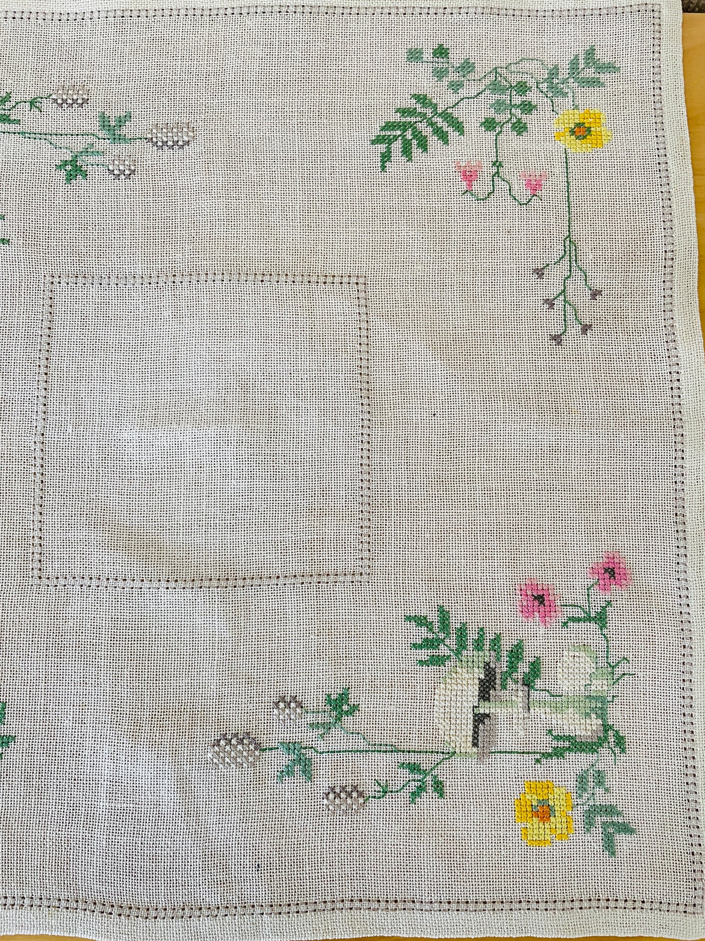 Scandinavian Handicraft Vintage / Embroidery / Nordic Flowers / Linen / 40cm x 40cm