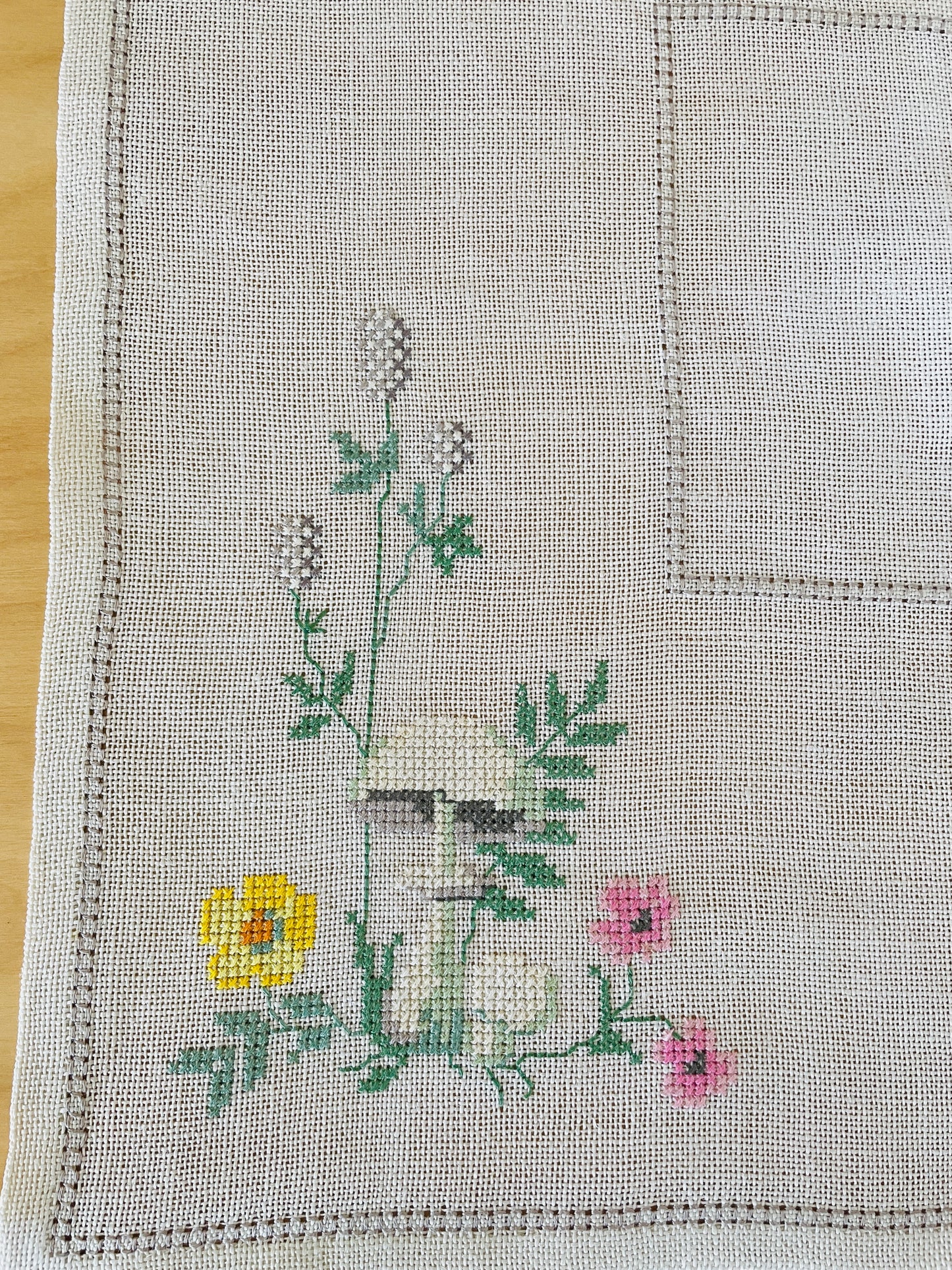 Scandinavian Handicraft Vintage / Embroidery / Nordic Flowers / Linen / 40cm x 40cm