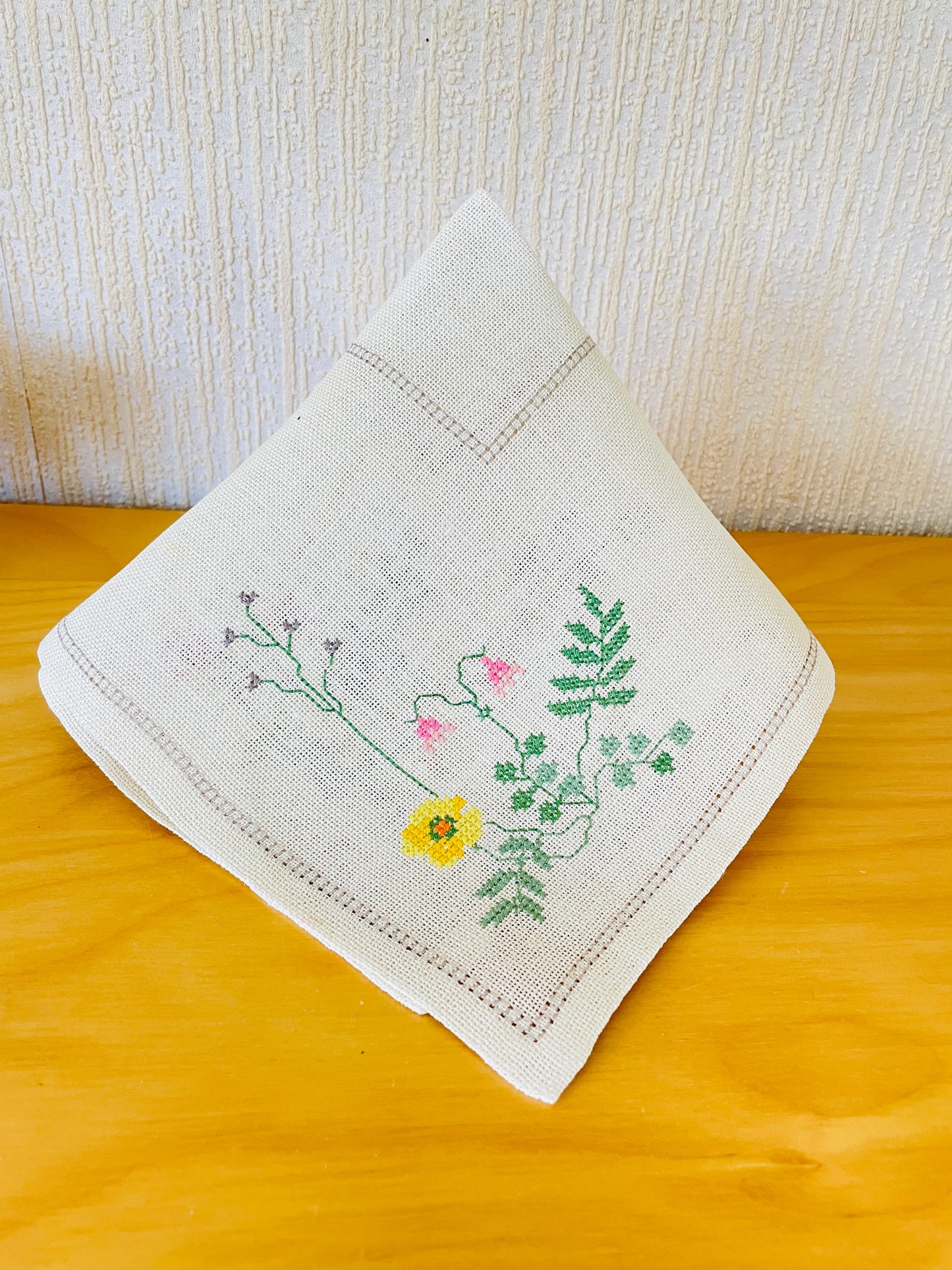 Scandinavian Handicraft Vintage / Embroidery / Nordic Flowers / Linen / 40cm x 40cm
