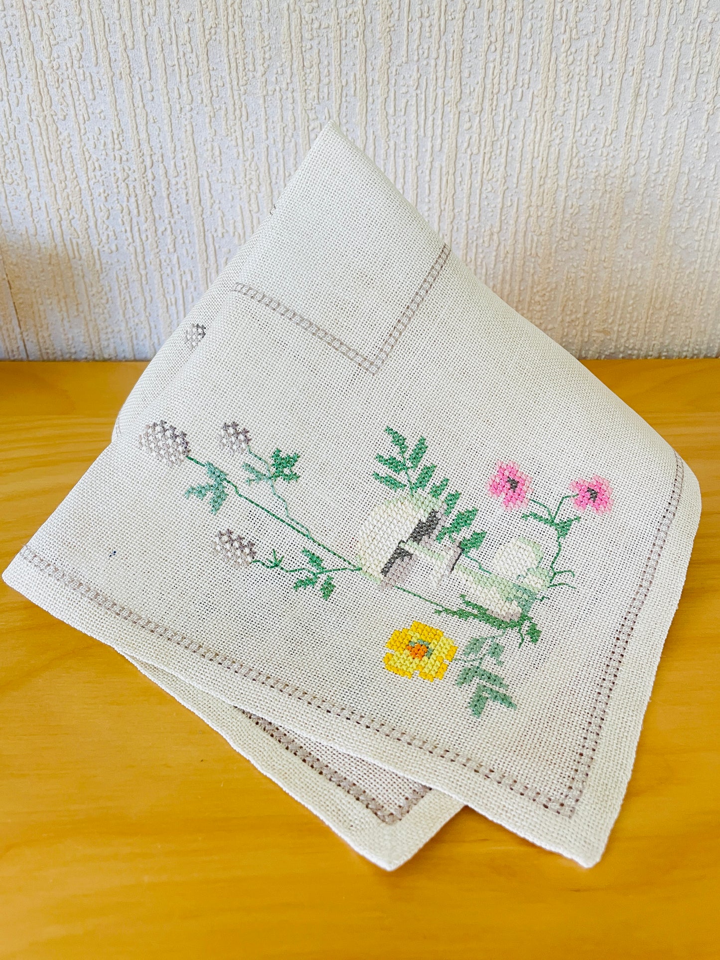 Scandinavian Handicraft Vintage / Embroidery / Nordic Flowers / Linen / 40cm x 40cm