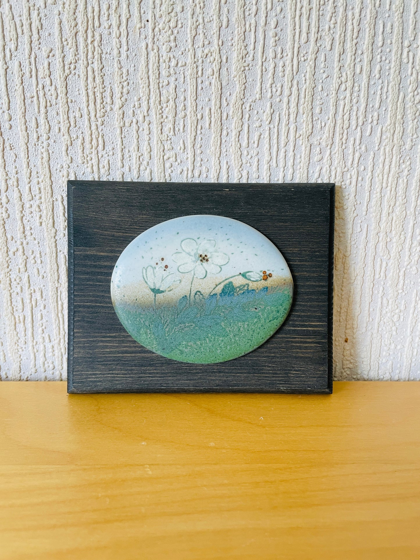 Pentik Finland/ペンテイク.フィンランド/Kristiina Saanioクリスチーナ.サーニオ/Fjällsippa/チョウノスケソウ/木製額陶板
