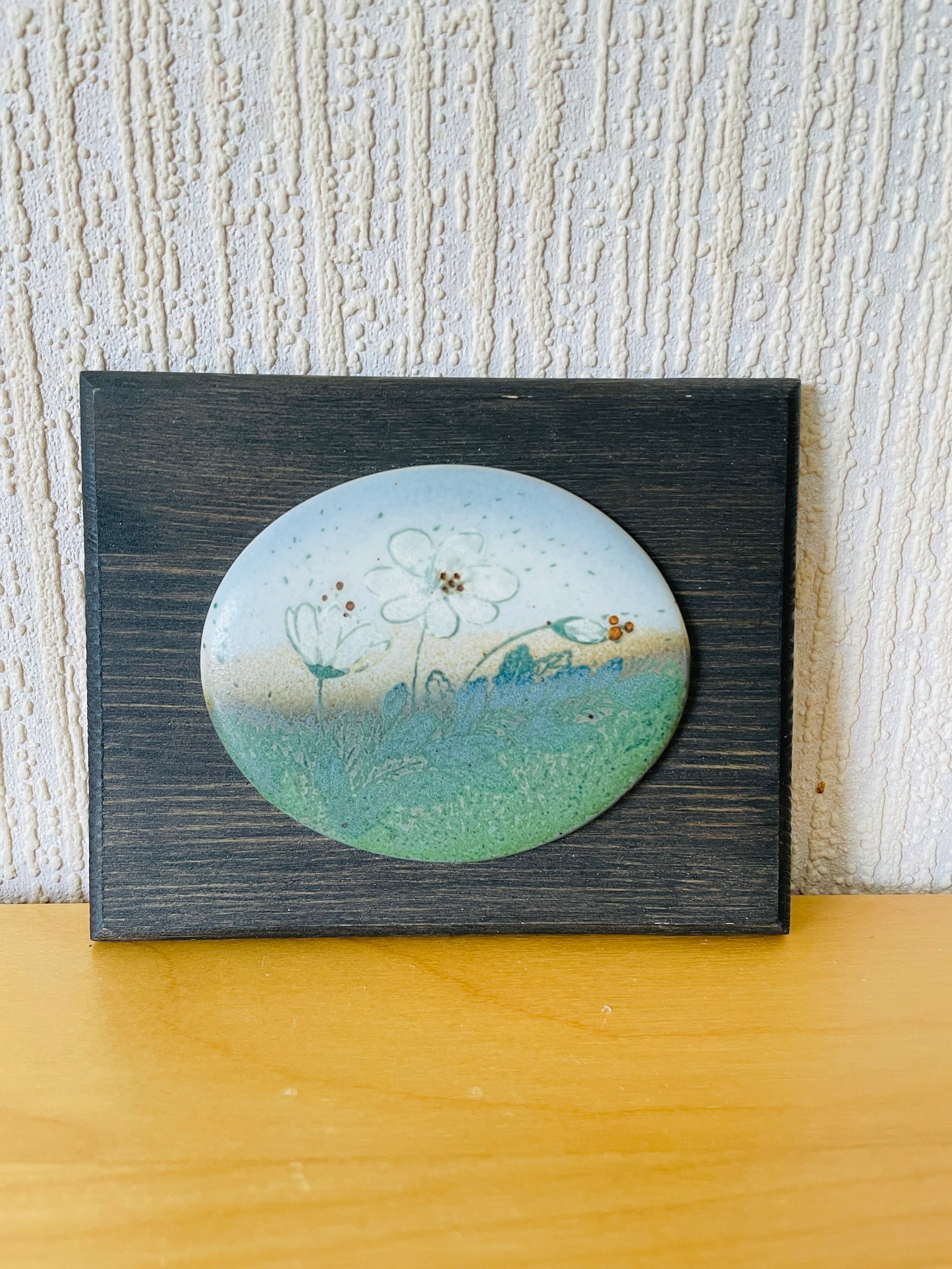 Pentik Finland/ペンテイク.フィンランド/Kristiina Saanioクリスチーナ.サーニオ/Fjällsippa/チョウノスケソウ/木製額陶板