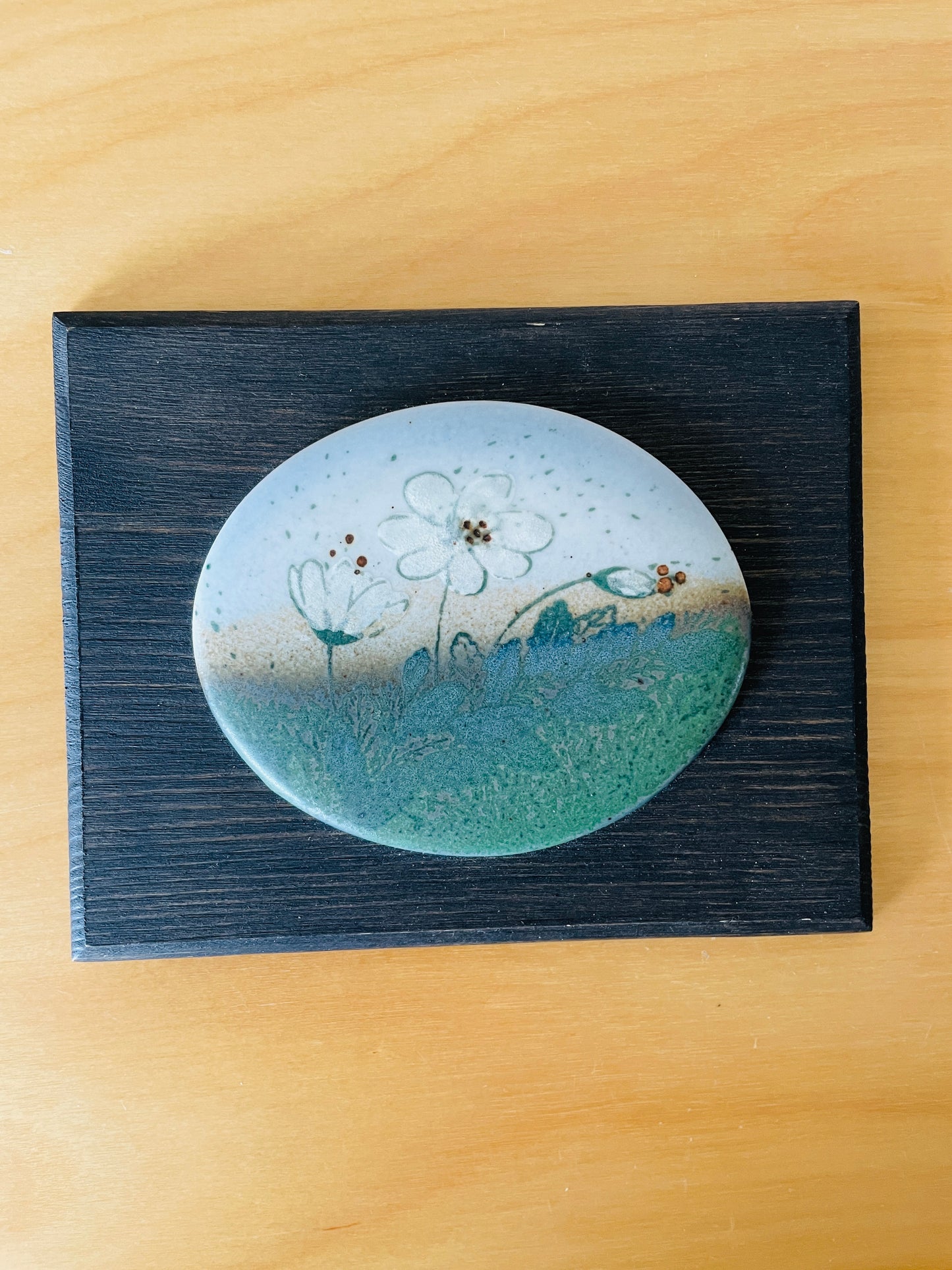 Pentik Finland/ペンテイク.フィンランド/Kristiina Saanioクリスチーナ.サーニオ/Fjällsippa/チョウノスケソウ/木製額陶板