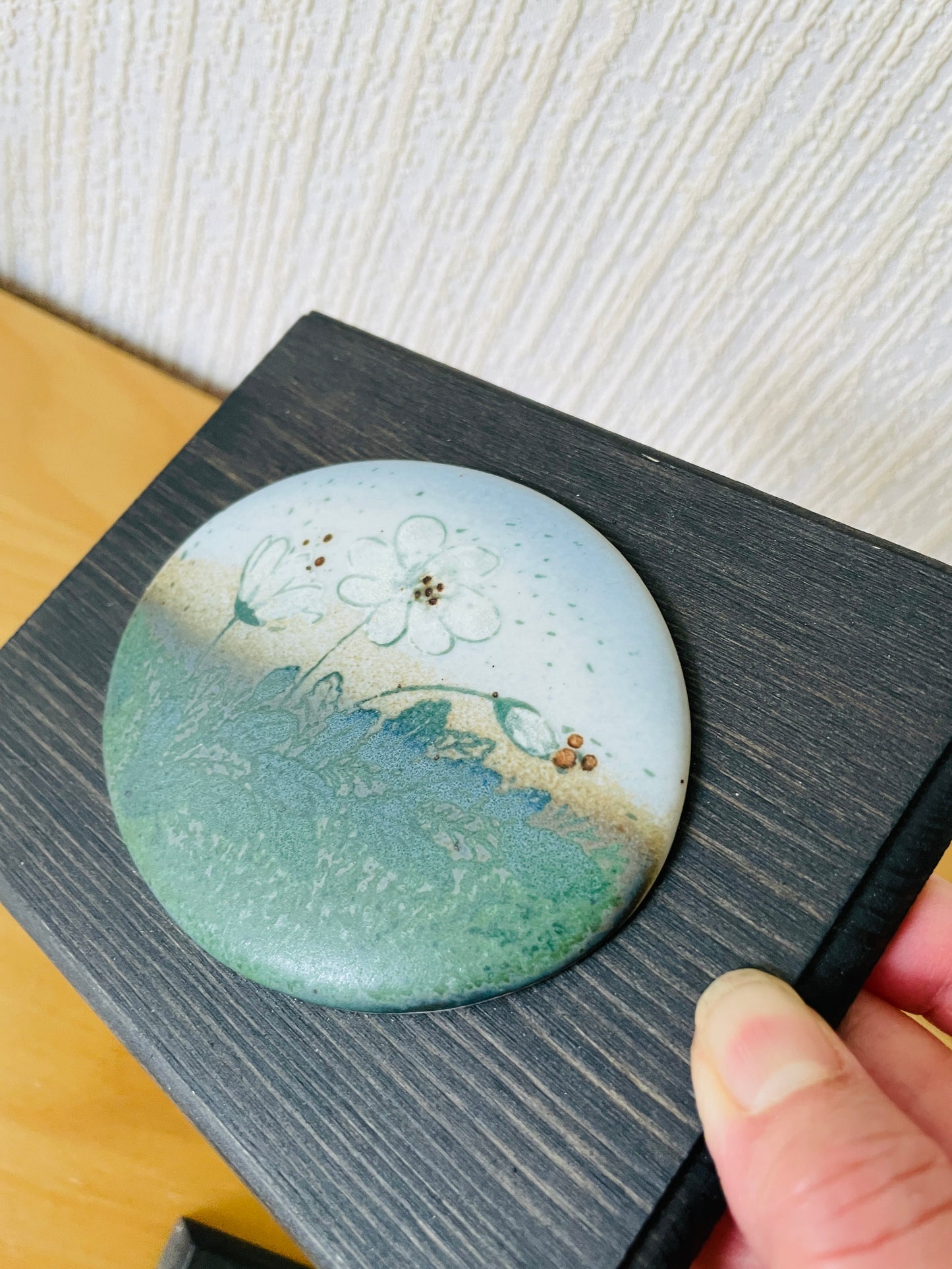Pentik Finland/ペンテイク.フィンランド/Kristiina Saanioクリスチーナ.サーニオ/Fjällsippa/チョウノスケソウ/木製額陶板