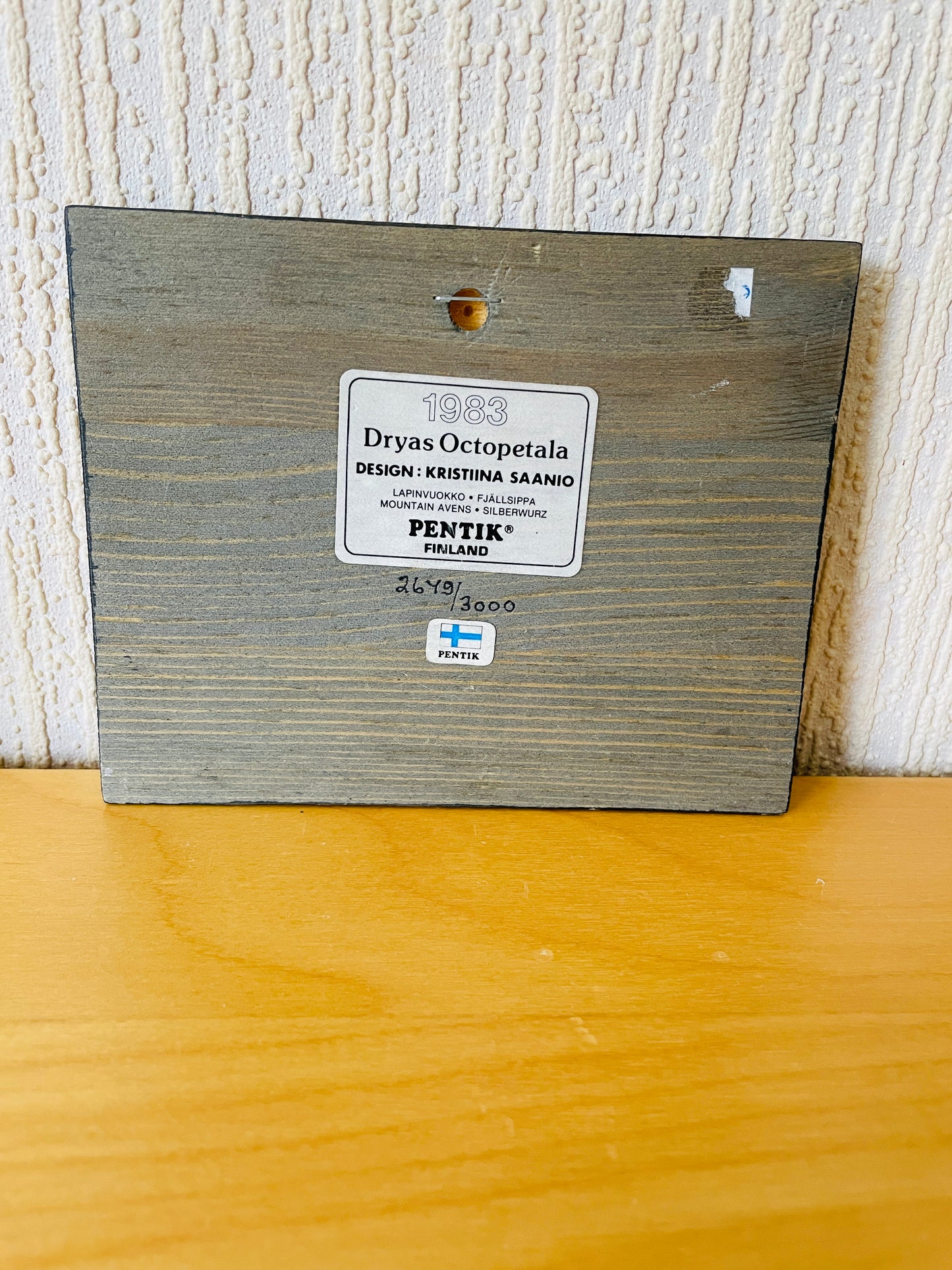 Pentik Finland/ペンテイク.フィンランド/Kristiina Saanioクリスチーナ.サーニオ/Fjällsippa/チョウノスケソウ/木製額陶板