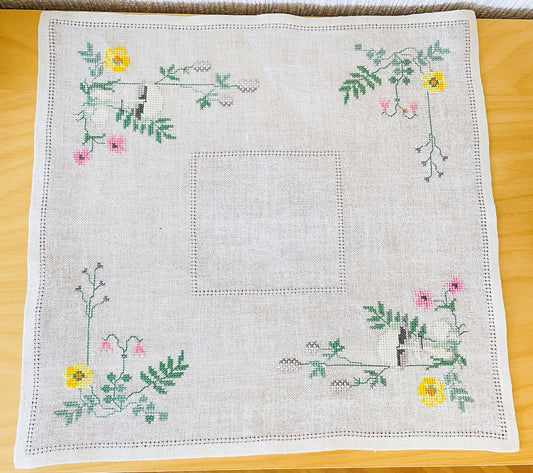 北欧手芸ヴィンテージ/刺繍/北欧の花々/リネン地/40cm x 40cm