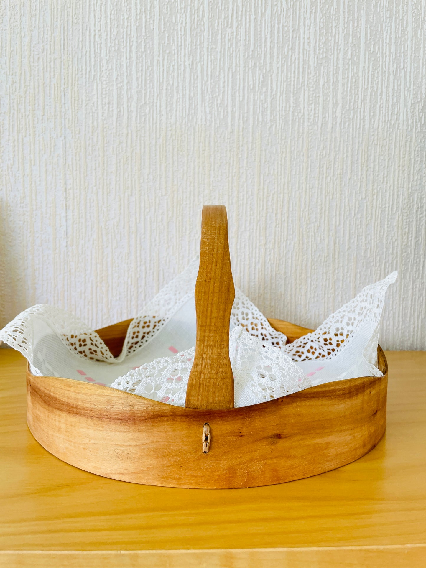 北欧伝統手工芸/Svepkorg/スヴェープ/バンズトレイ/ハタンガー刺繍クロス付き