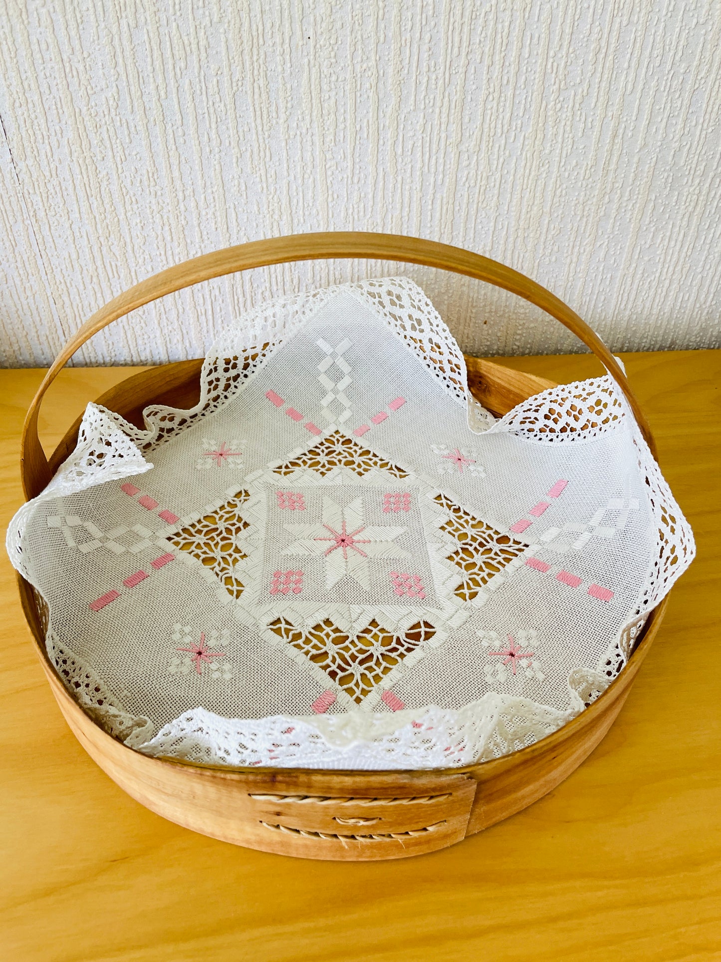 北欧伝統手工芸/Svepkorg/スヴェープ/バンズトレイ/ハタンガー刺繍クロス付き