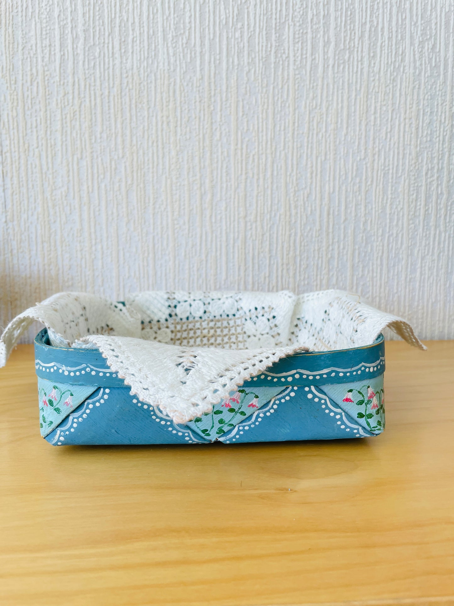 北欧伝統手工芸品/Spånkorg/スポンコリ/ハンドル付きカゴ/ブルーにリネアの花お花/２個セット