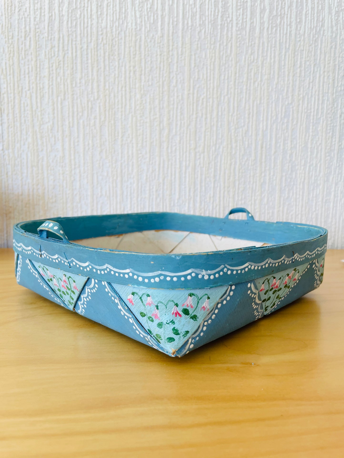 北欧伝統手工芸品/Spånkorg/スポンコリ/ハンドル付きカゴ/ブルーにリネアの花お花/２個セット