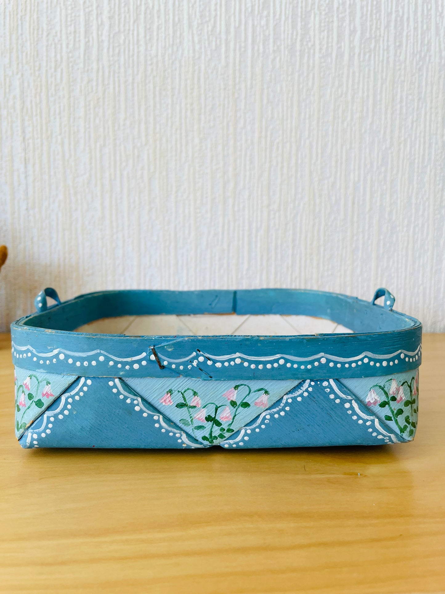 北欧伝統手工芸品/Spånkorg/スポンコリ/ハンドル付きカゴ/ブルーにリネアの花お花/２個セット