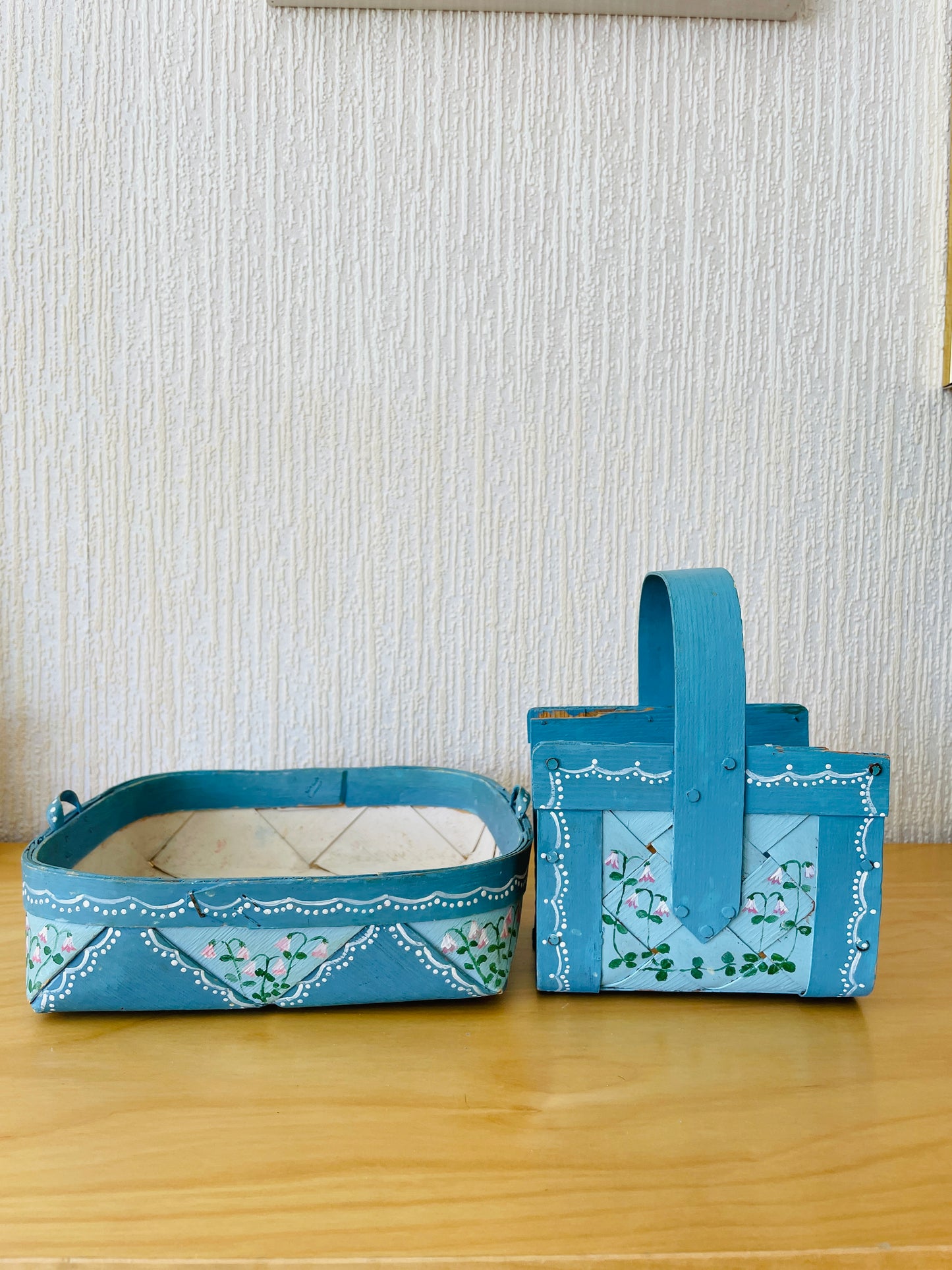 北欧伝統手工芸品/Spånkorg/スポンコリ/ハンドル付きカゴ/ブルーにリネアの花お花/２個セット
