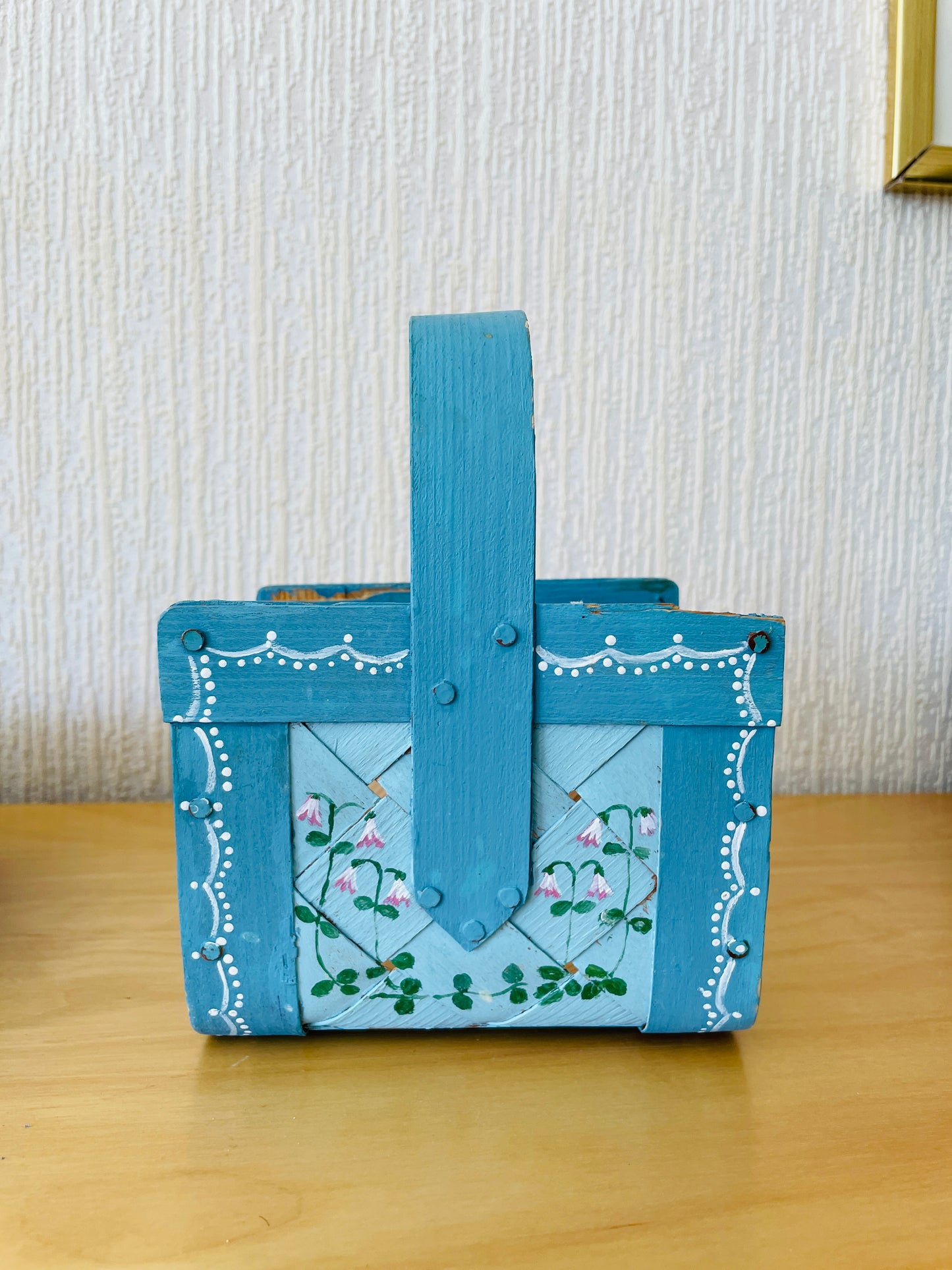 北欧伝統手工芸品/Spånkorg/スポンコリ/ハンドル付きカゴ/ブルーにリネアの花お花/２個セット